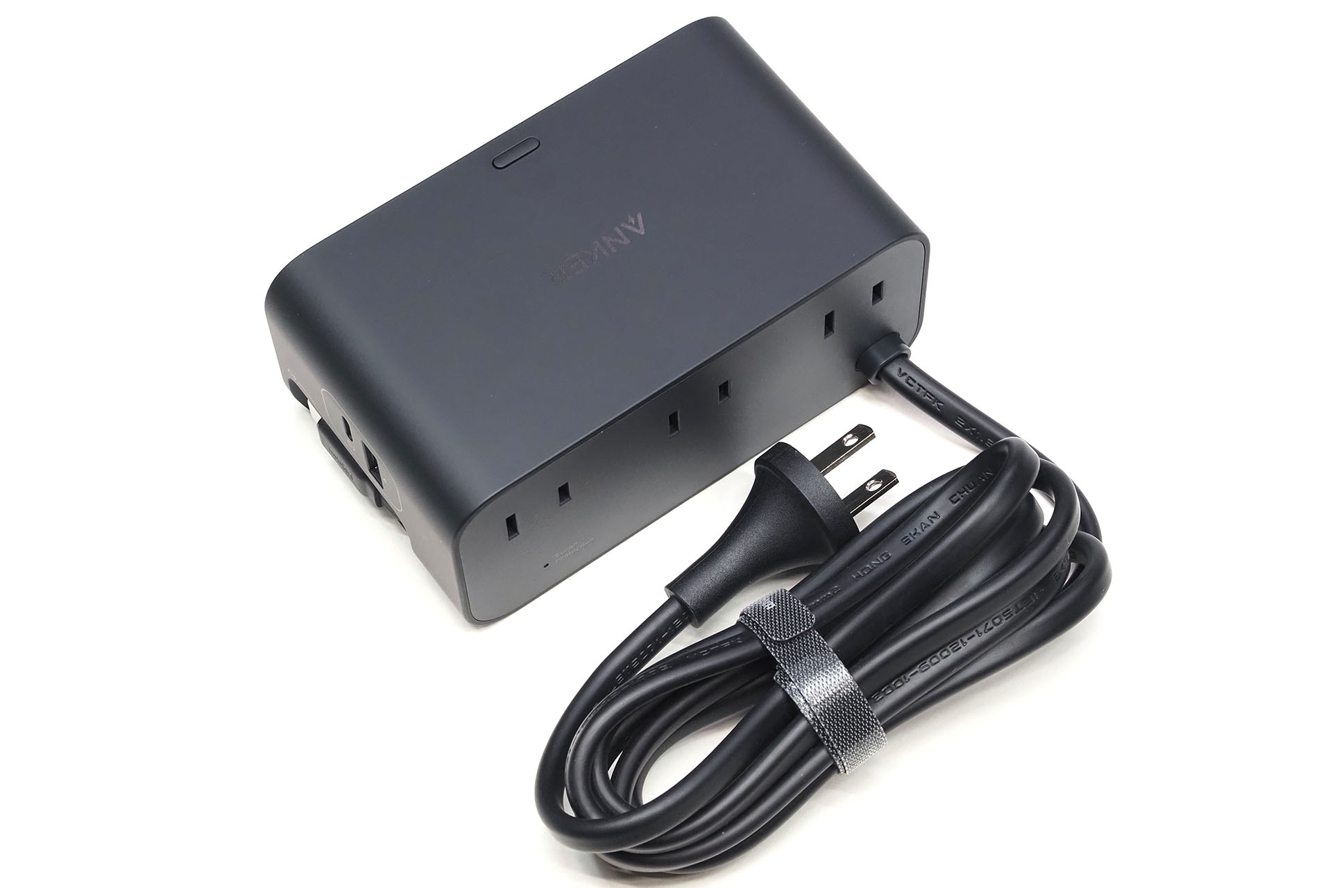 本体後方からは約1.5mの直結式電源ケーブルが伸びている。付属の面ファスナー式結束バンドでケーブルをまとめられる。