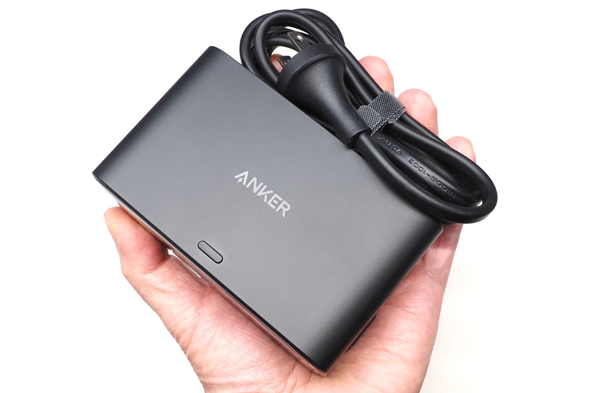 ケーブル込みの重さが約570g。iPad Proの13インチモデルと同じくらいの重さだ。