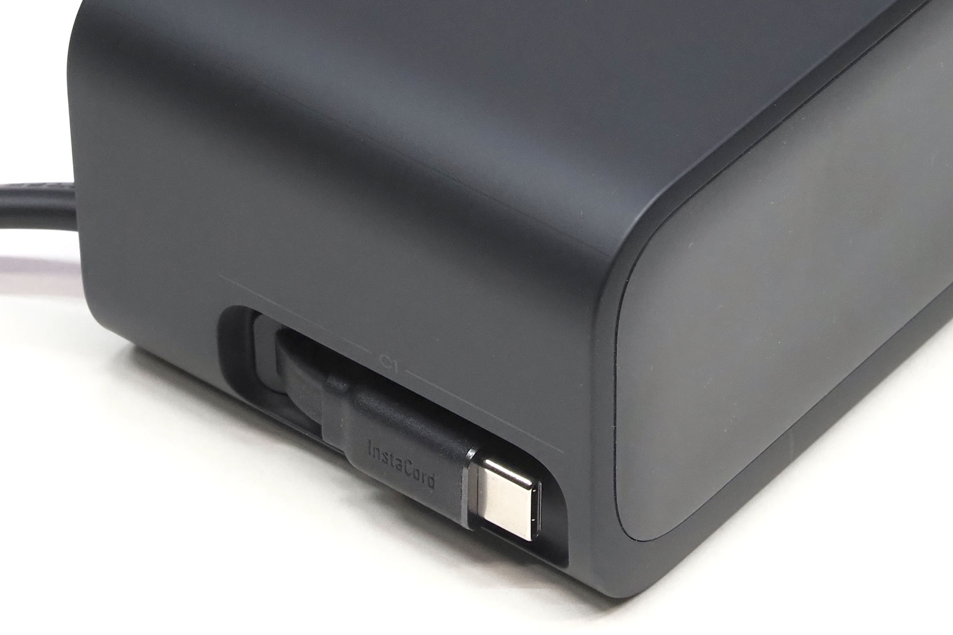 左側にある巻き取り式USB Type-Cケーブルが「USB Type-C1」と呼ばれるポート。