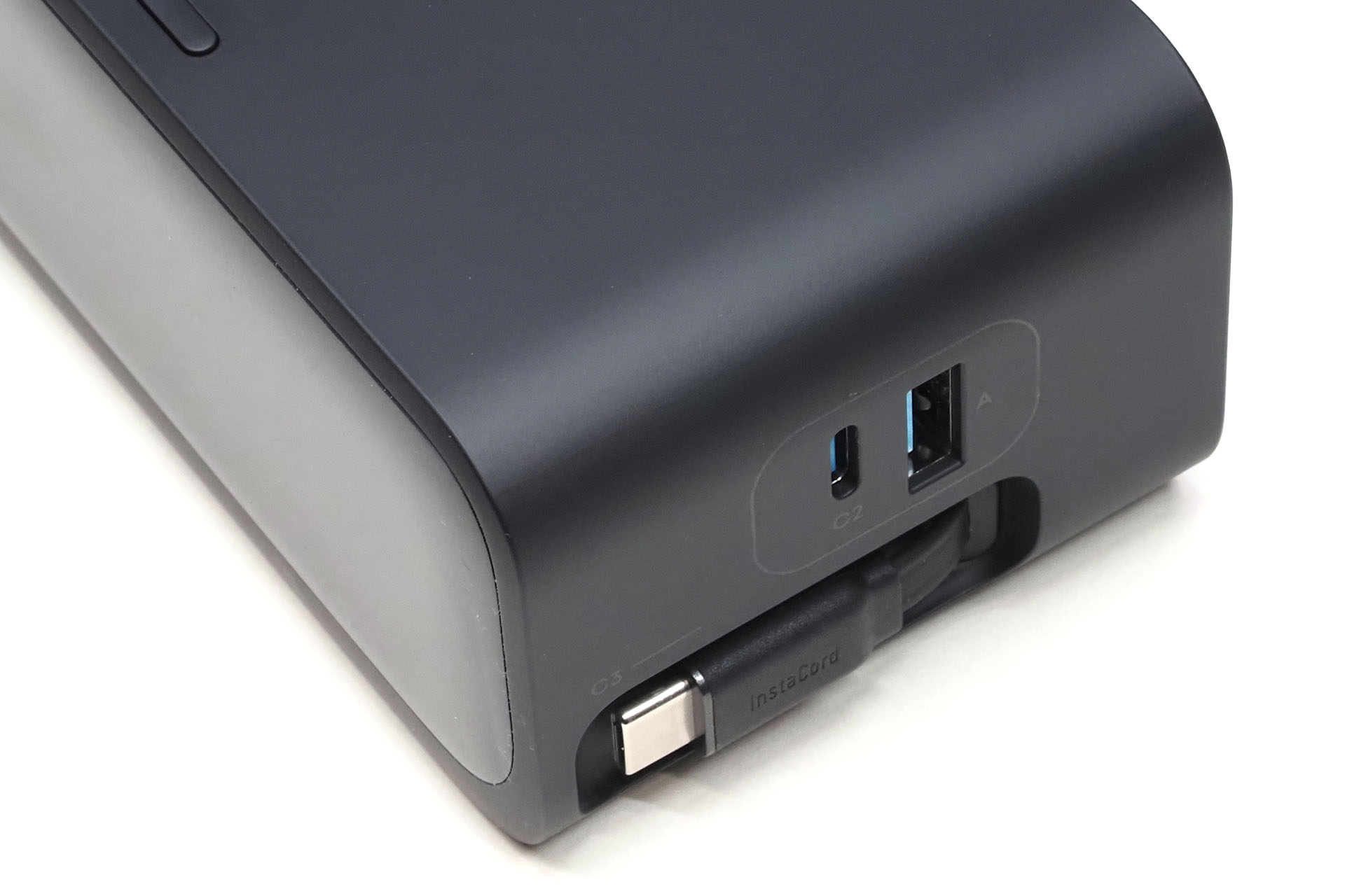 右側にあるUSB Type-Cポートが「USB Type-C2」で、巻き取り式USB Type-Cケーブルが「USB Type-C3」で、USB Type-Aポートが「USB Type-A」と呼ばれる。