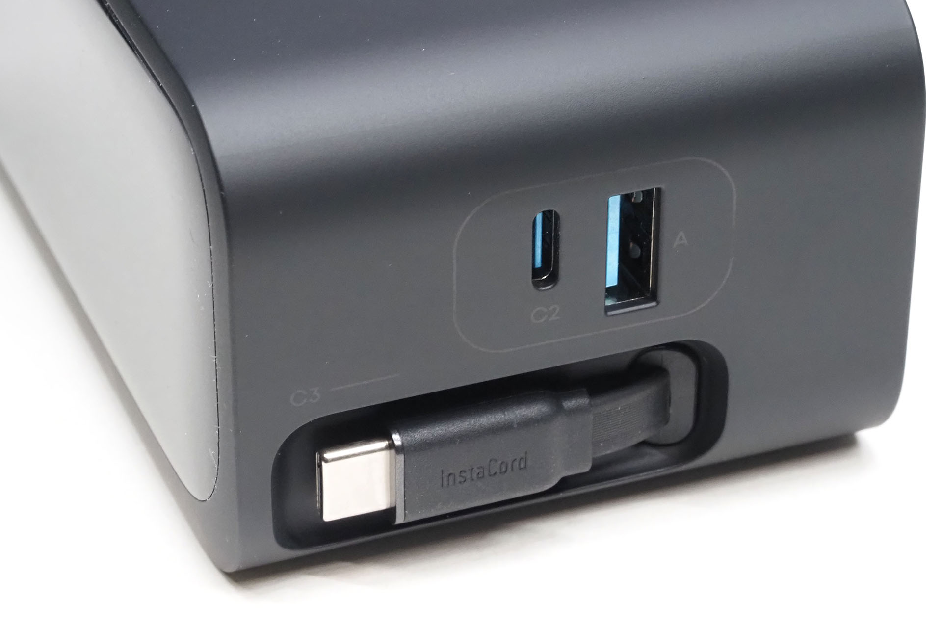 巻き取り式USB Type-Cケーブルは、格納時にプラグ部がマグネット吸着し、横に出っぱったりはしない。