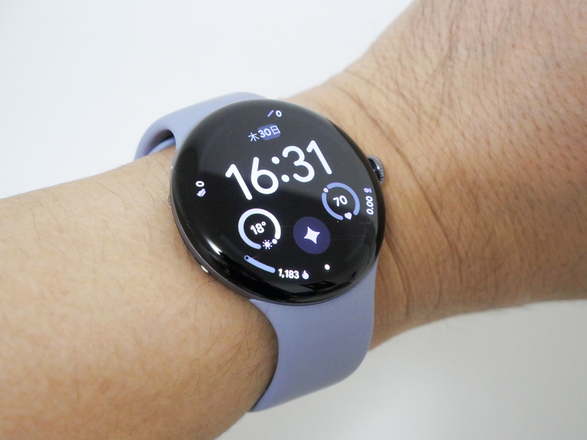 「Pixel Watch 4」の45mmモデルを腕に装着したところ。サイズ自体の大きさに加え、よりベゼルが狭くなったことなどで画面が大きくなったと感じる