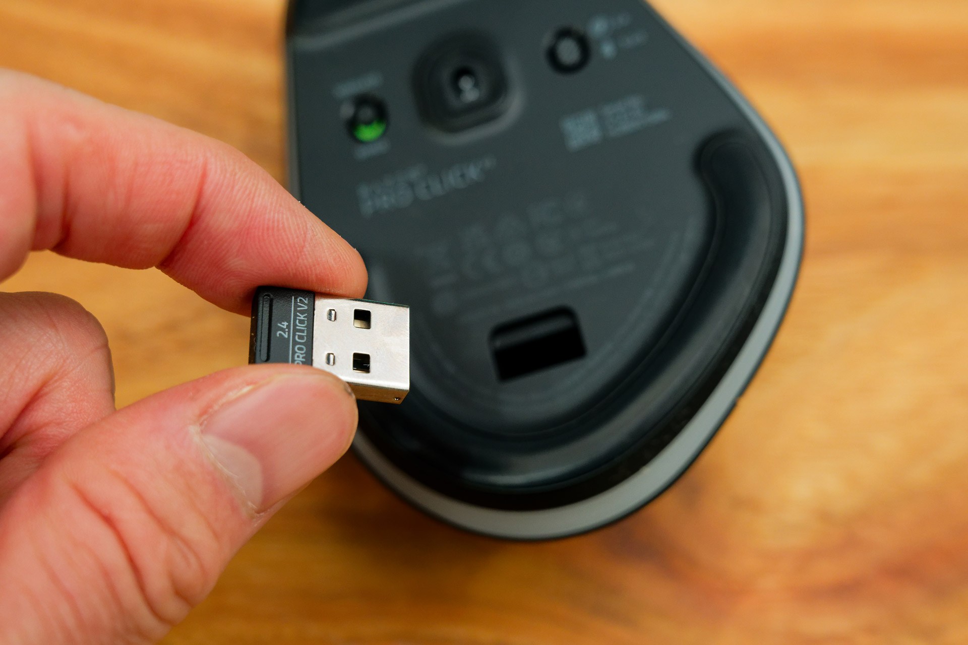 ドングルは底面に収納