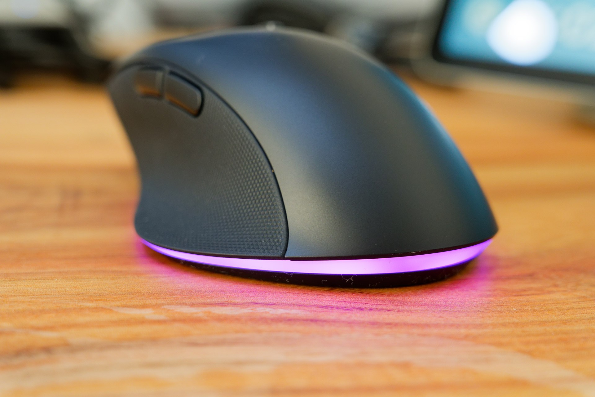 底面のエッジ部がじんわりと光る