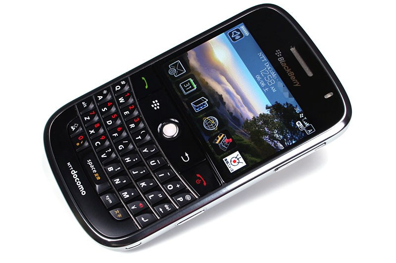 こちらはBlackBerry Boldというスマートフォン。こういう端末を多数買って所有していたので、パーツキャビネットが便利な「スマートフォン格納庫」になっていた。