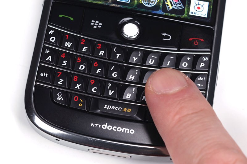 BlackBerry Boldを購入したのは2009年4月末。豆粒サイズの内蔵物理キーボードが意外なほど使いやすかった。