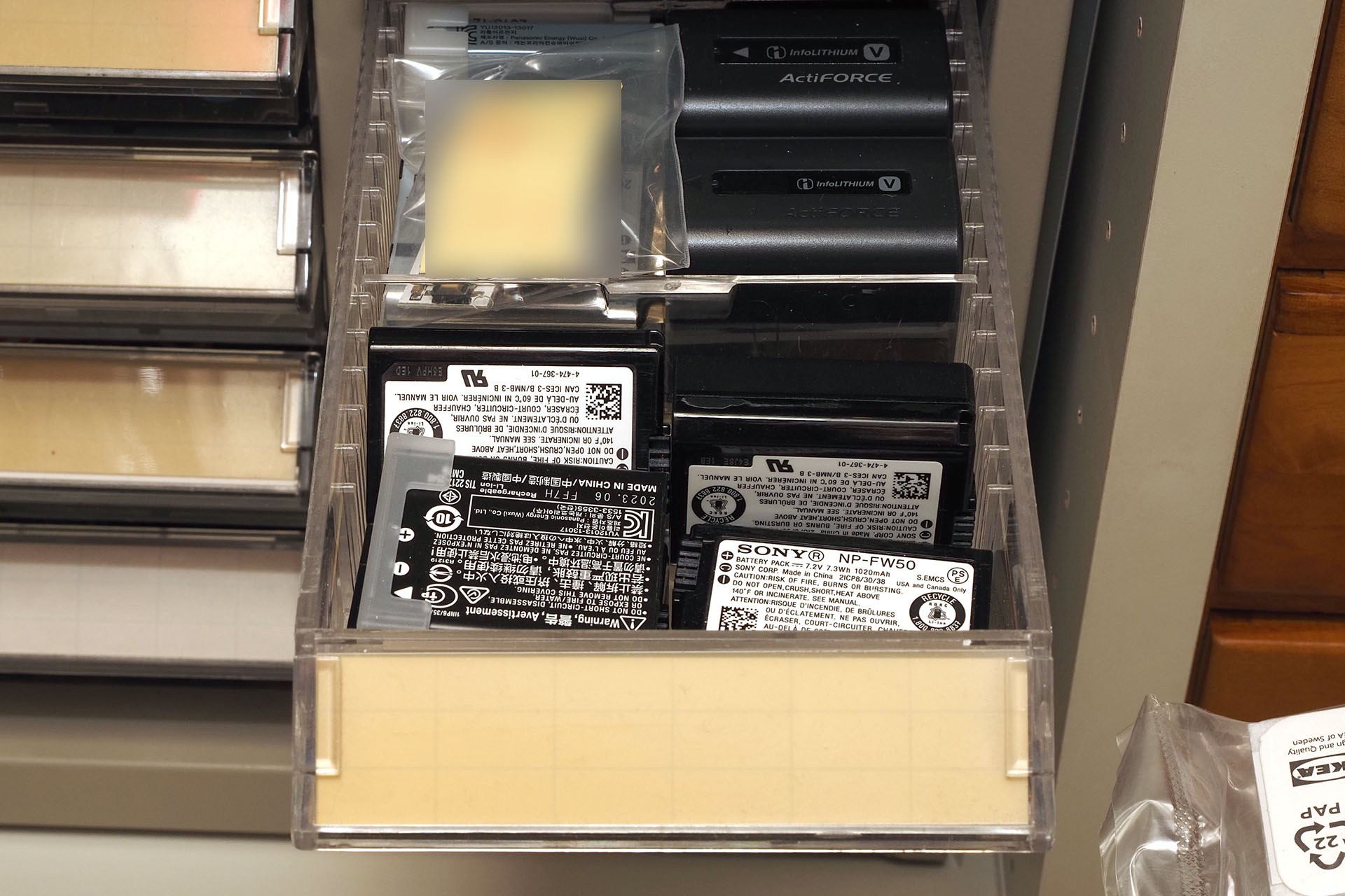 いろいろなデバイス用のバッテリーも。
