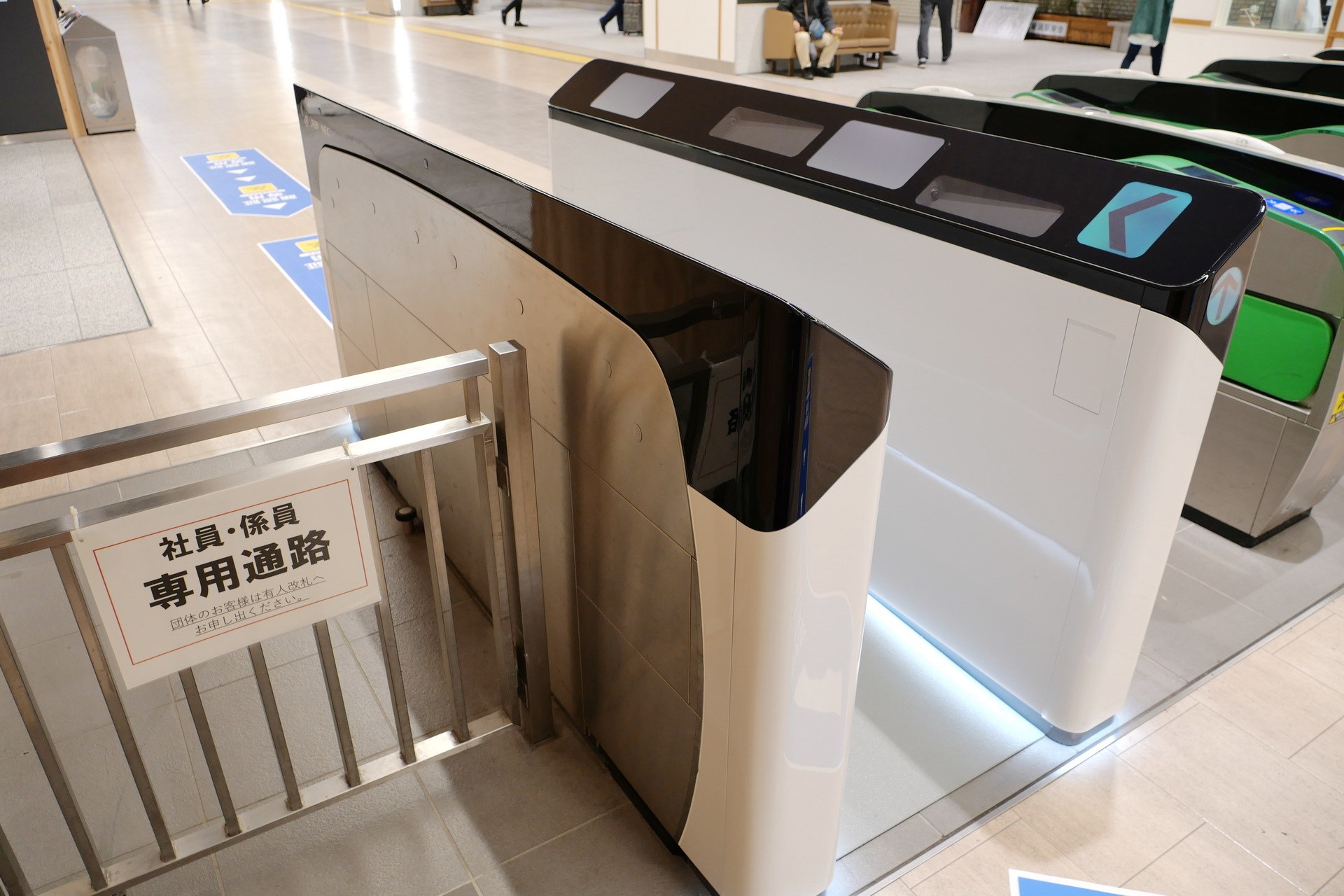 既存の改札機に被せる形で取り付けられている