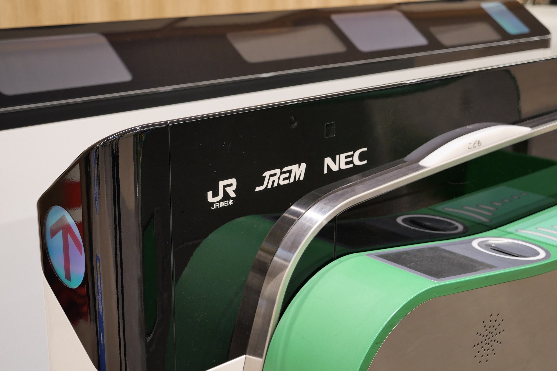 この顔認証改札機はNEC製だ