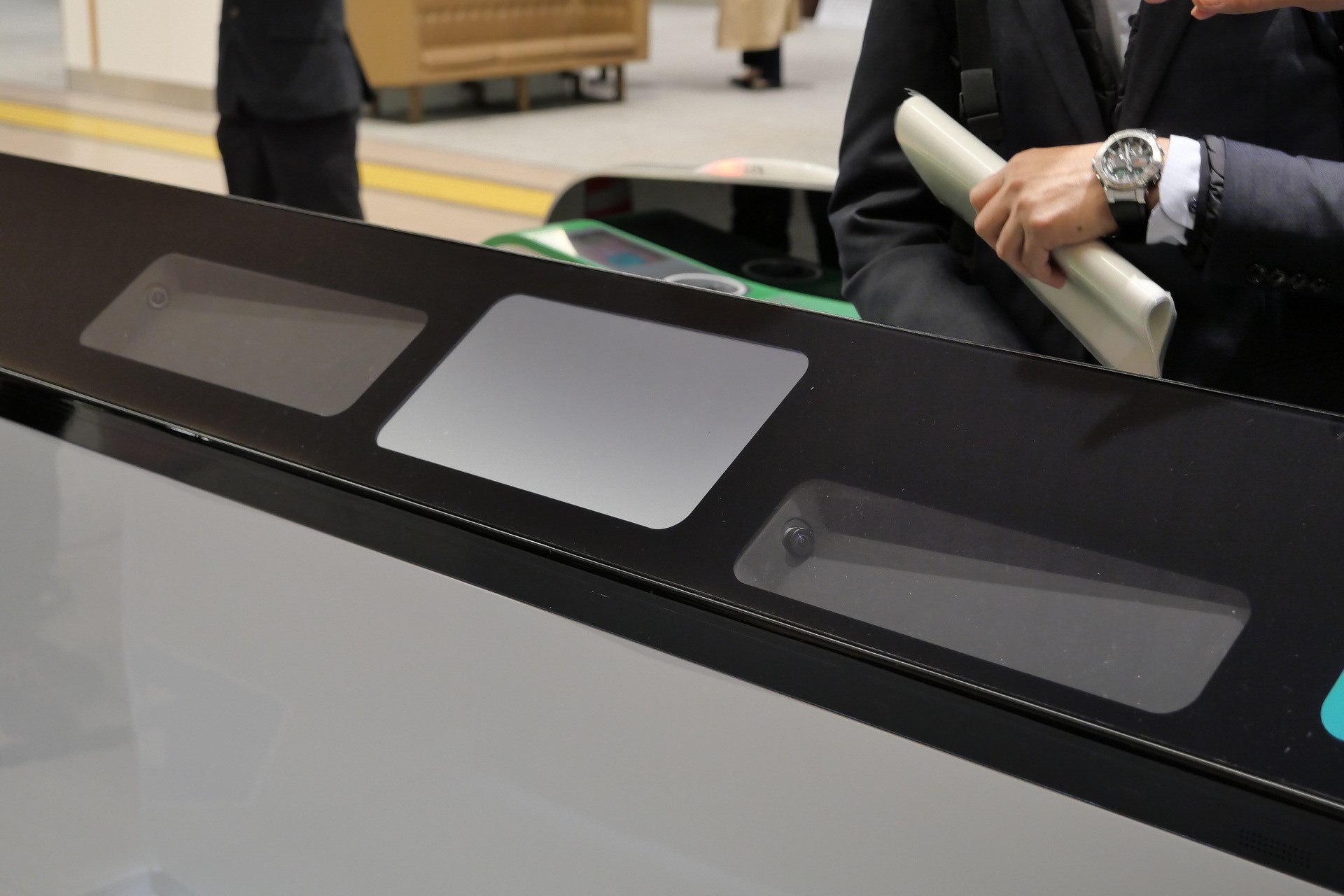 入場向きに2個、出場向きに2個の計4個のカメラを搭載している