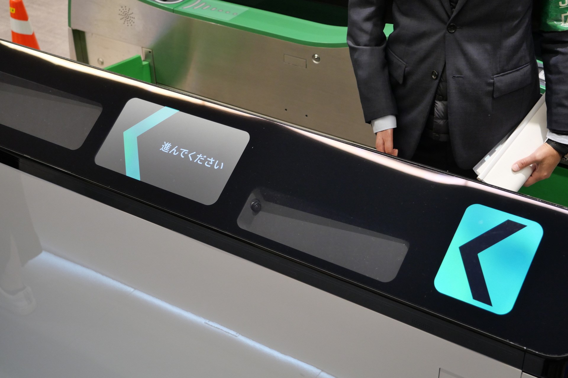 カメラの前後にディスプレイが設置され、矢印や情報を表示