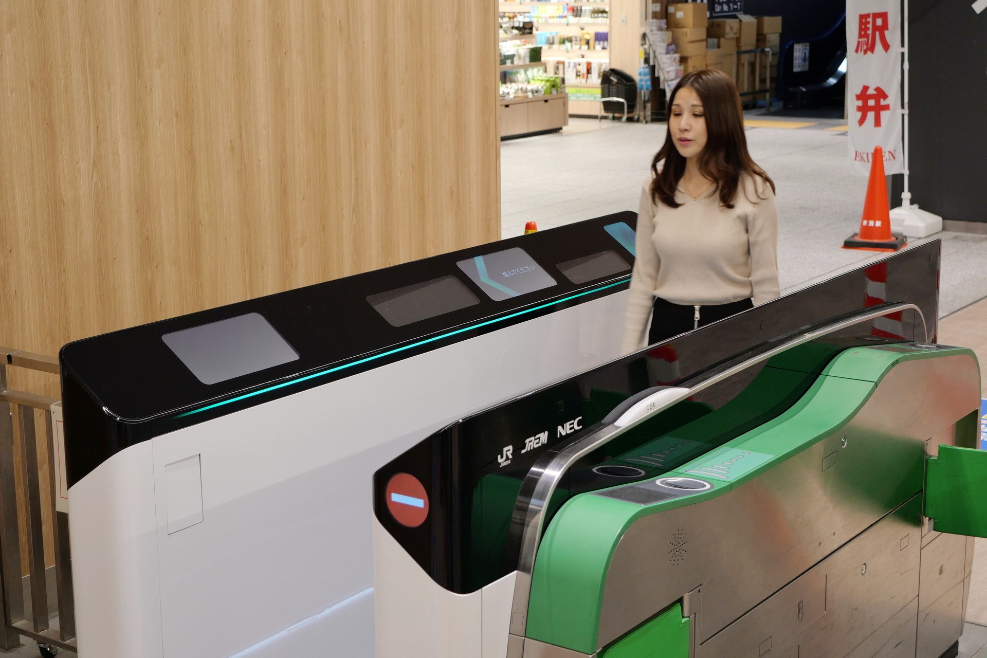 通過時に正常に顔認証できれば、ディスプレイに緑の矢印と「進んでください」という文字を表示する