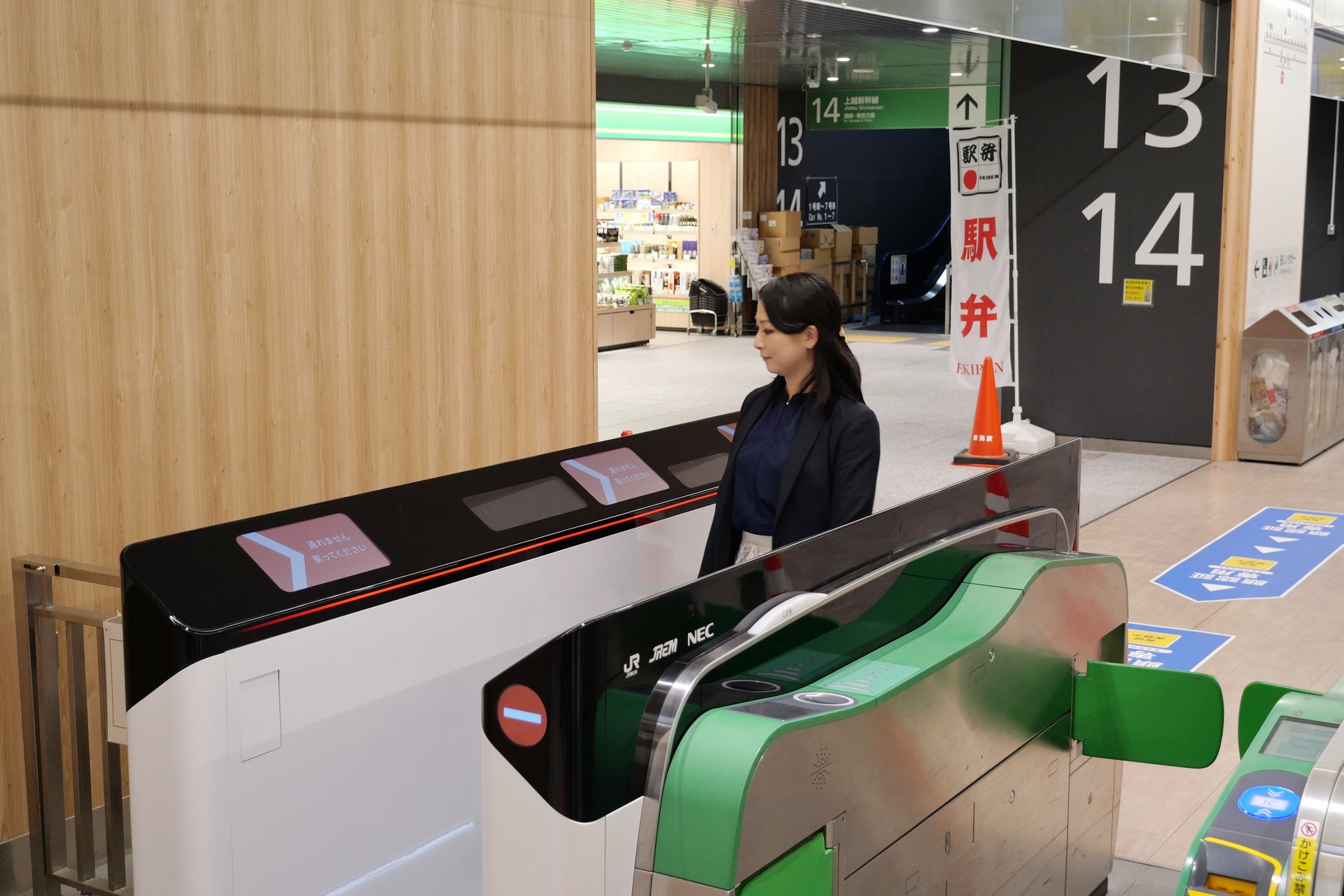 顔認証できなかった場合は、赤い画面に矢印と「通れません 戻ってください」と表示し、警告チャイムが鳴る