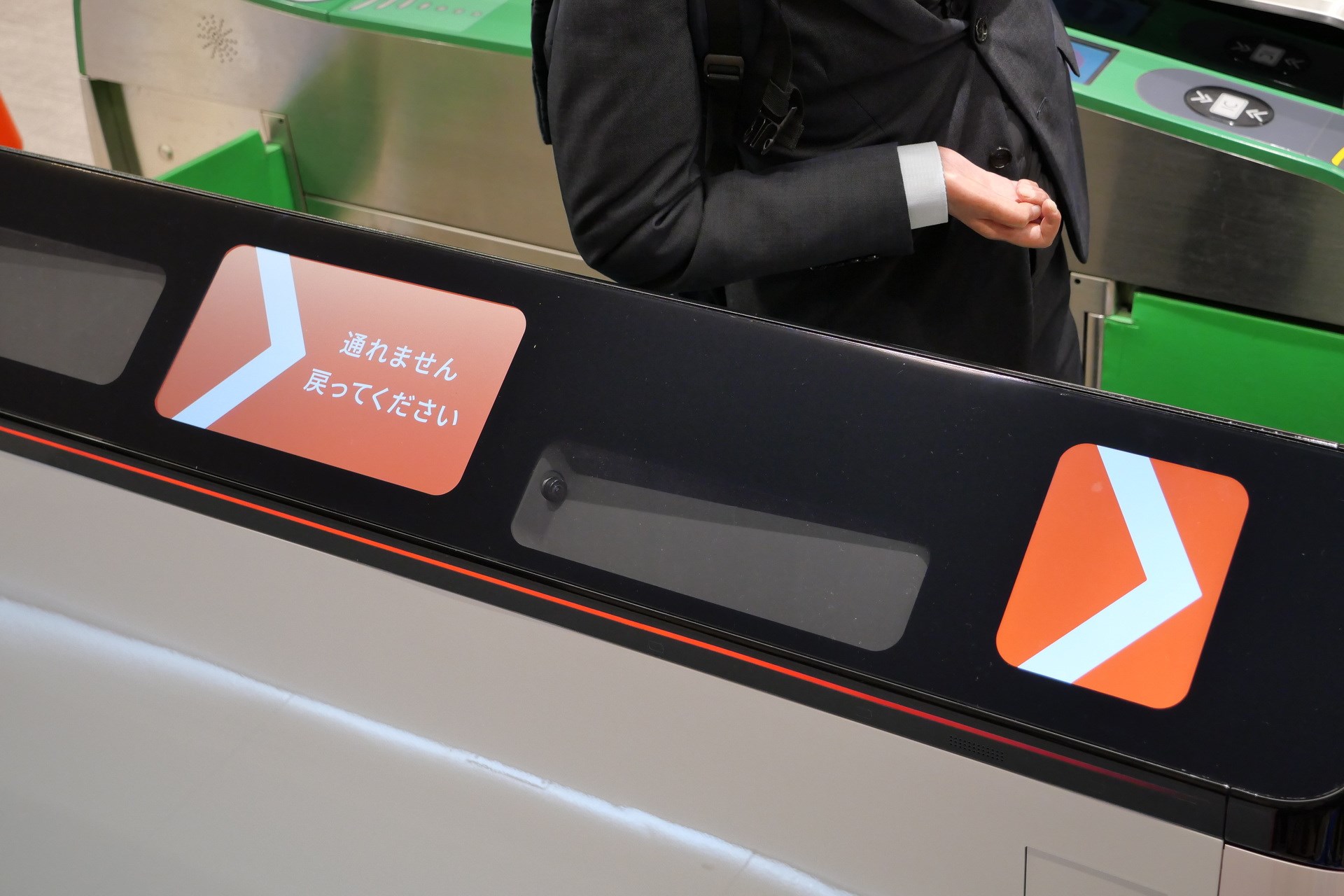 顔認証が通らずに警告を表示しているディスプレイ