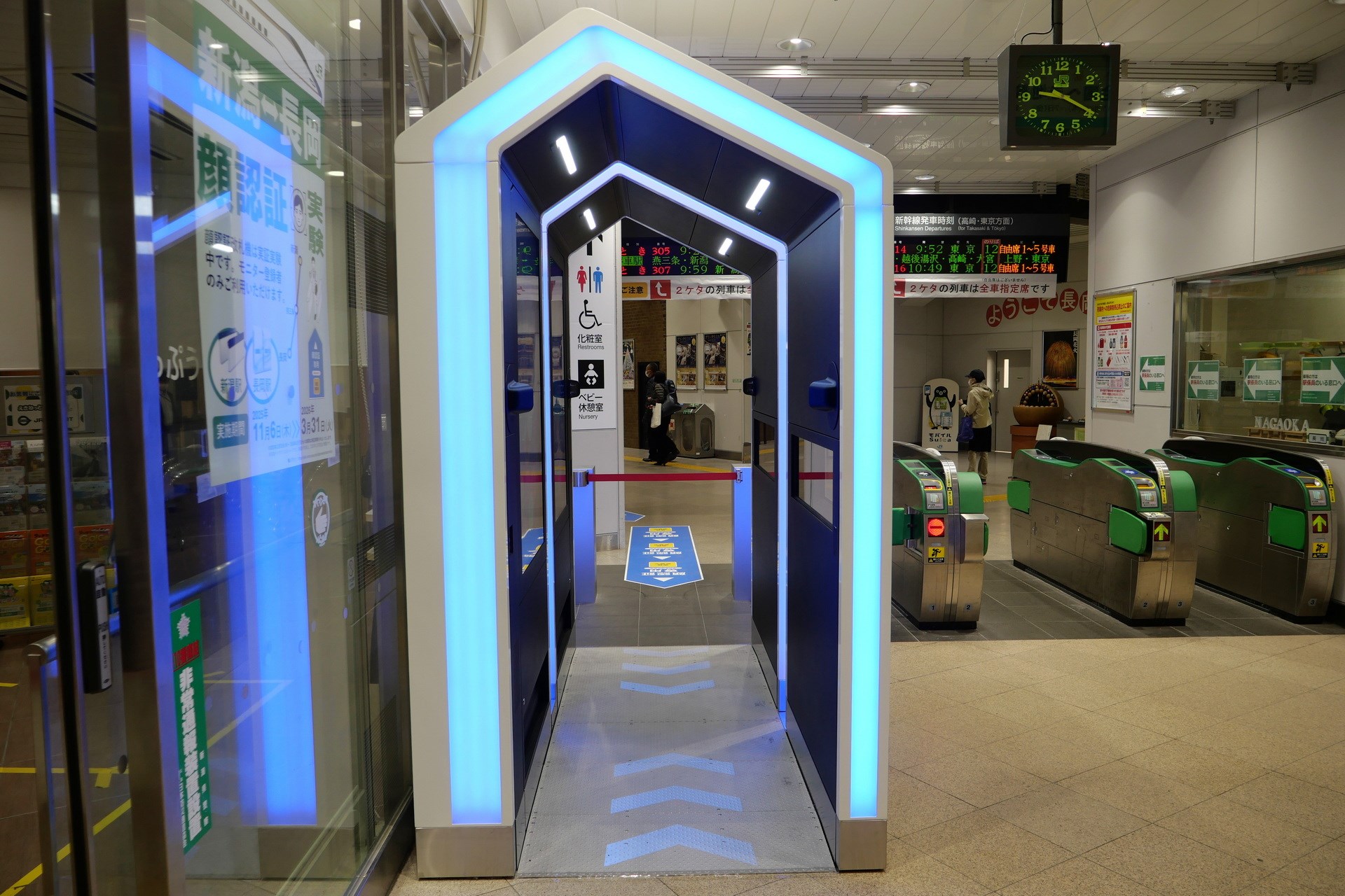 トンネル型で照明や大型ディスプレイの搭載など、見た目にも近未来的な印象