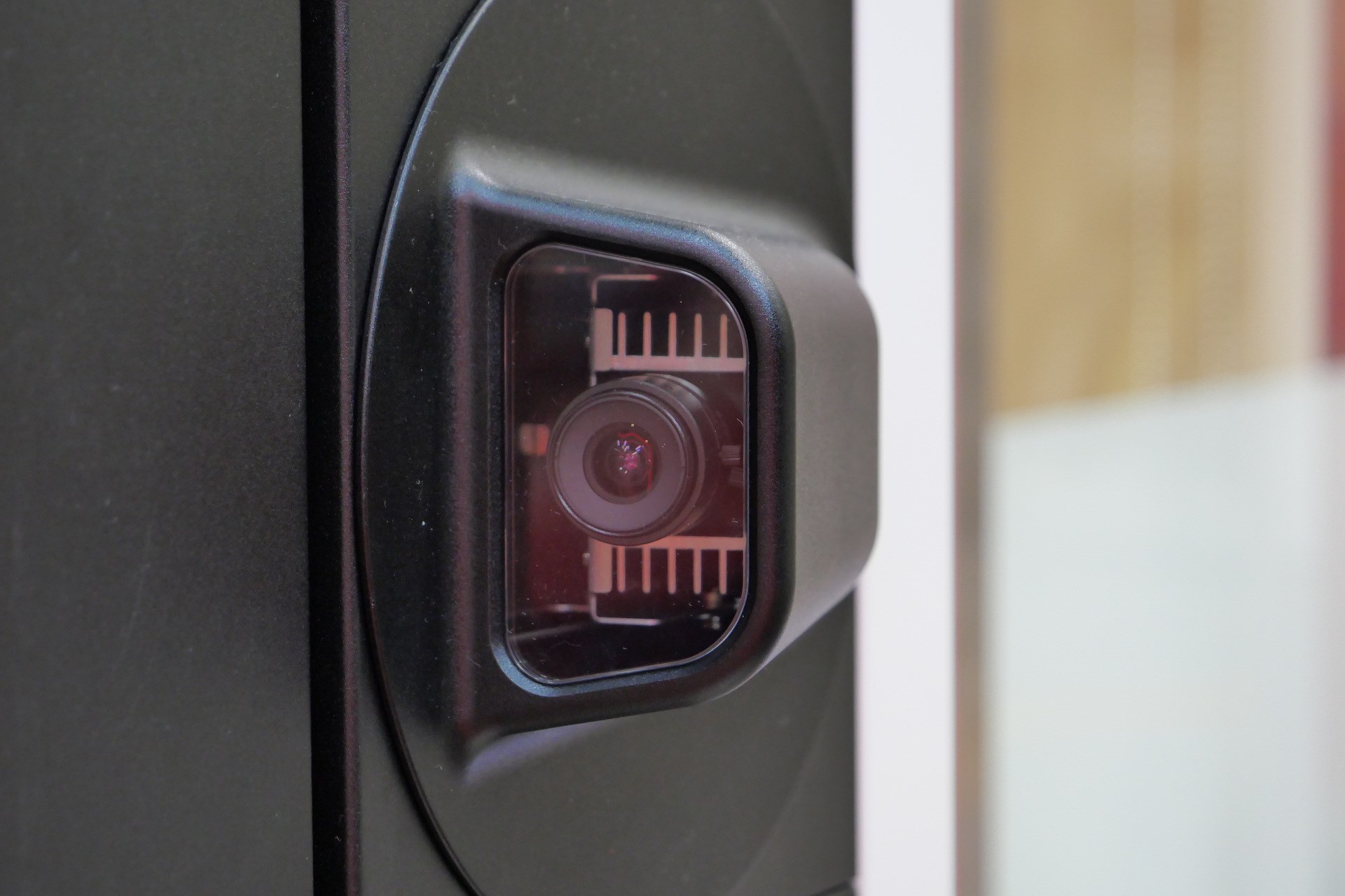 内部には入場向きに2個、出場向きに2個の計4個の顔認証用カメラを搭載している