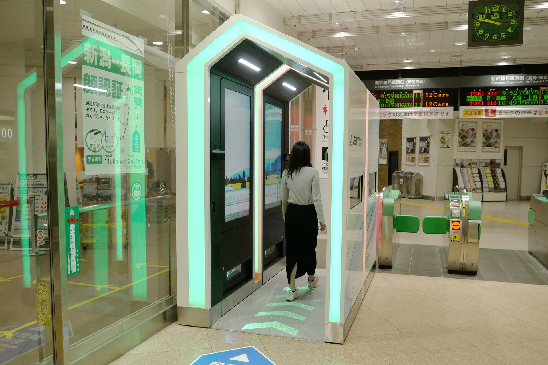 通過時に正常に顔認証できれば、入り口の照明が緑に光り、床に緑の矢印を投影、内部ディスプレイに新幹線の映像を表示し、軽やかなメロディを再生する