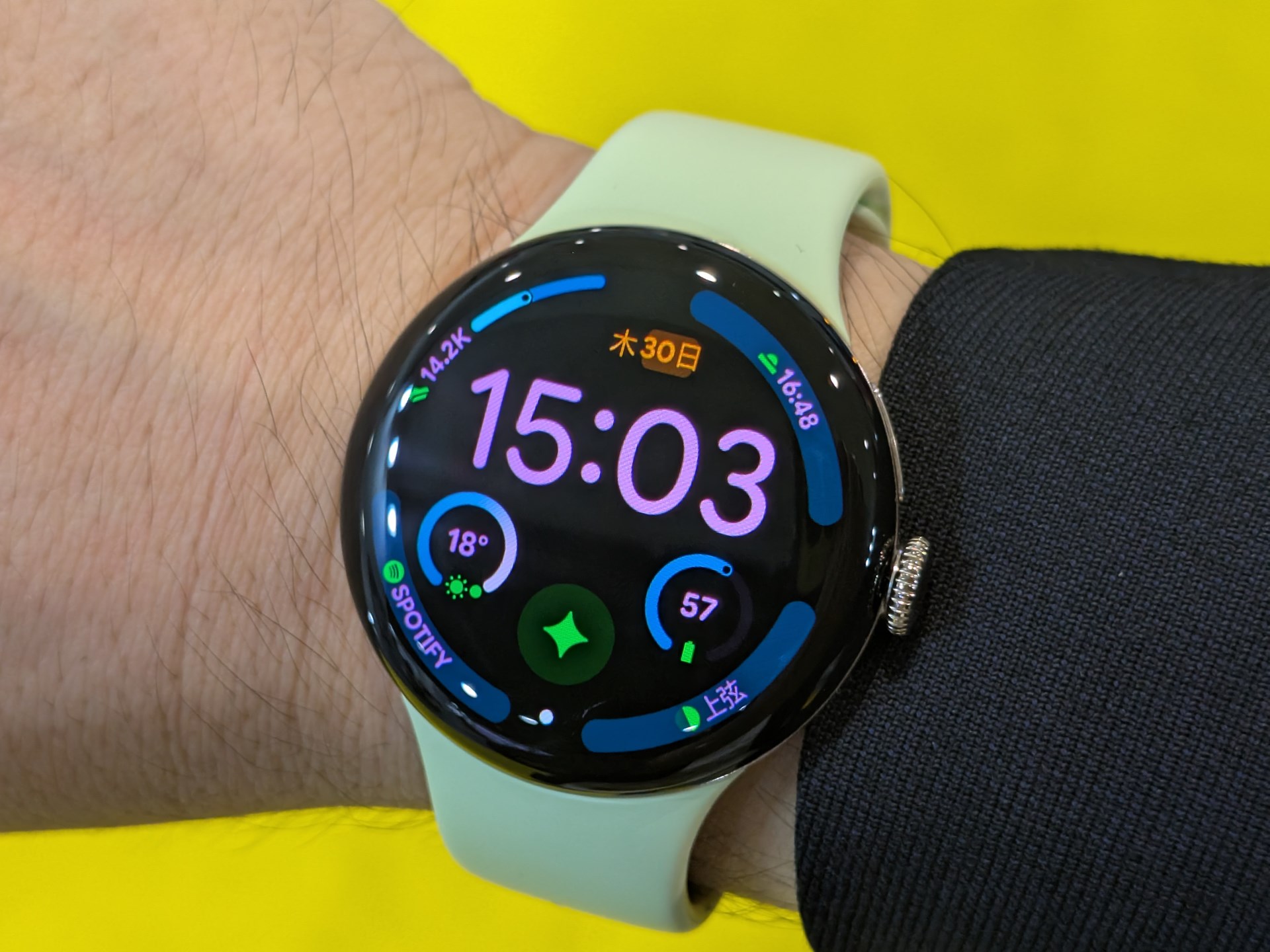 購入したPixel Watch 4。ディスプレイのカラーリングは新色の「ナイトクローラー」