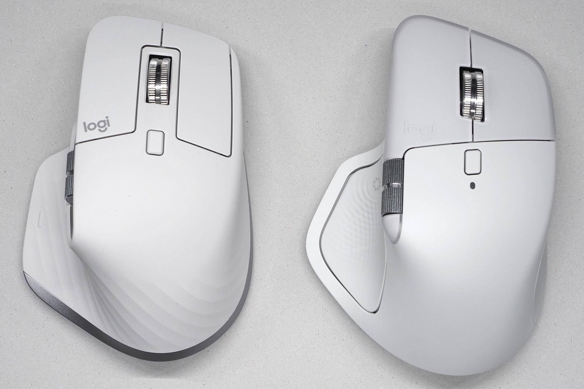 MX Master 3S（MX Master 3のボタン音が静かなタイプ）とMX Master 4を並べてみた。MX Master 4のほうが少し大きいが、手にした感じはほとんど同じ。ボタン類の押下感などもほとんど同じだと感じる。