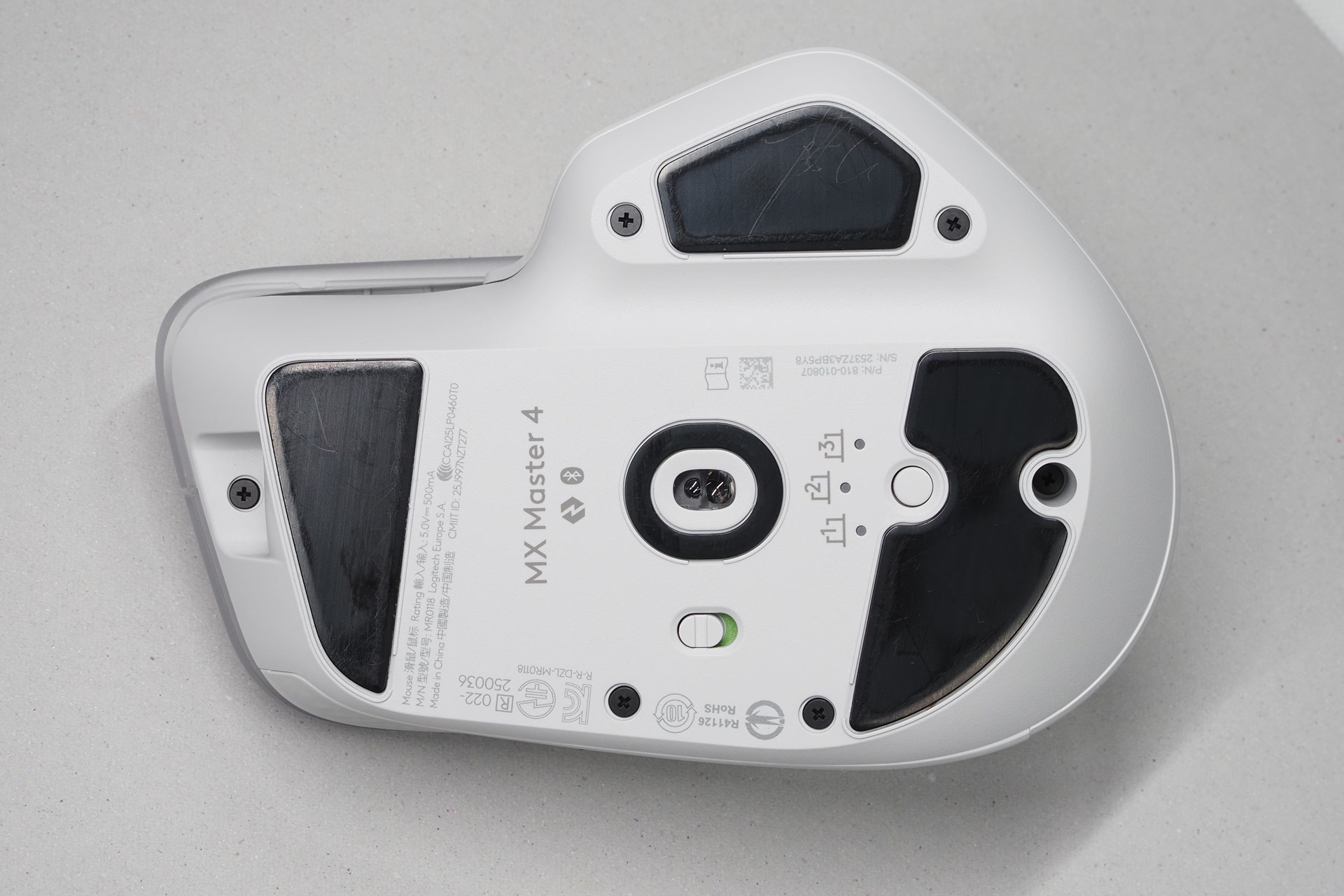MX Master 4の底面には「これ全部外せば簡単に分解してメンテできそう」という感じのネジが多々。マウスソールが大型化したり、表面材質を変更したりして耐久性が上がったため、メーカー側でメンテナンスするときに効率良く分解できるようにしたのかもしれない。