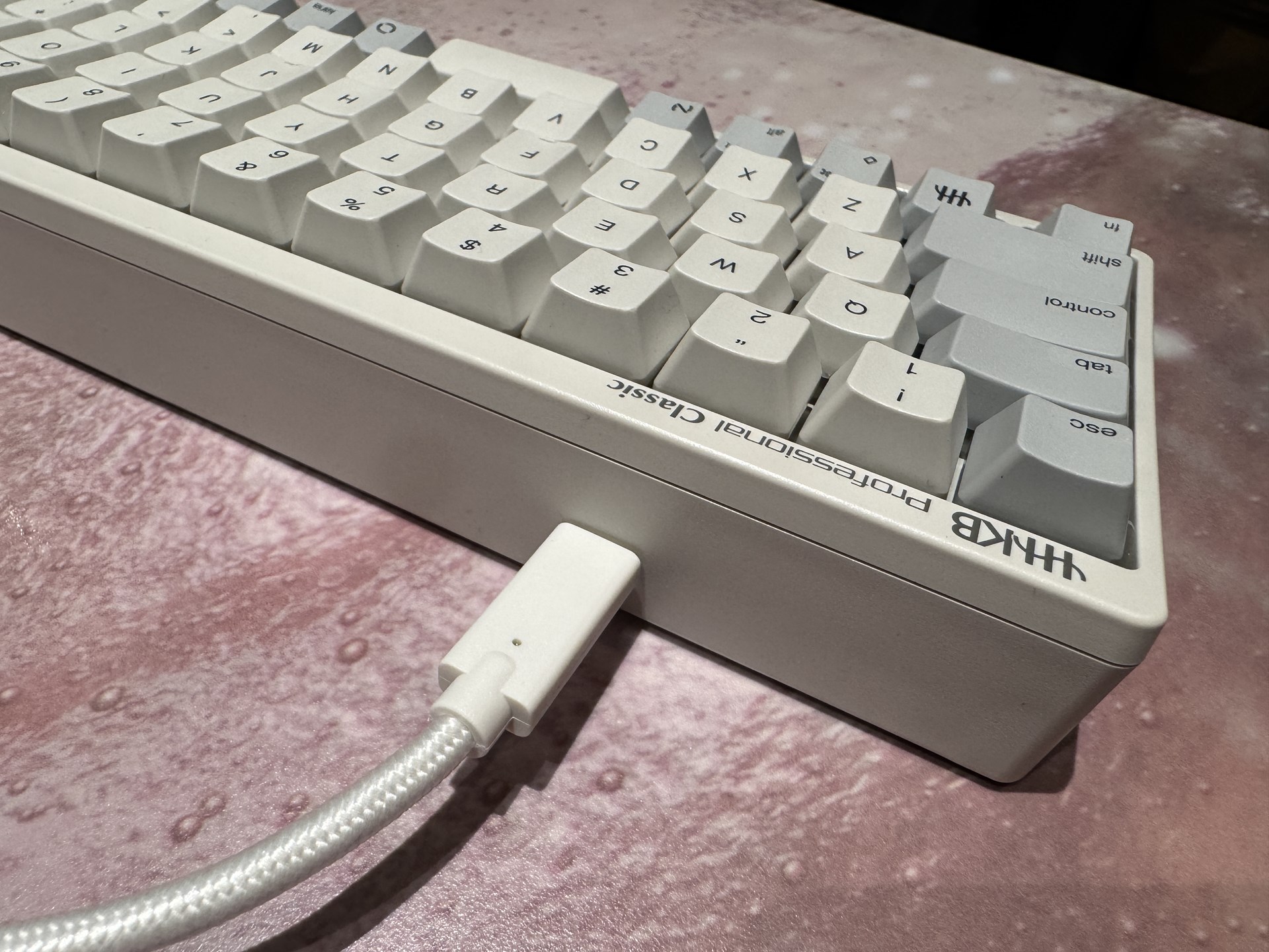 接続はUSBのみでコネクター式のため、持ち運び時に収納しやすい