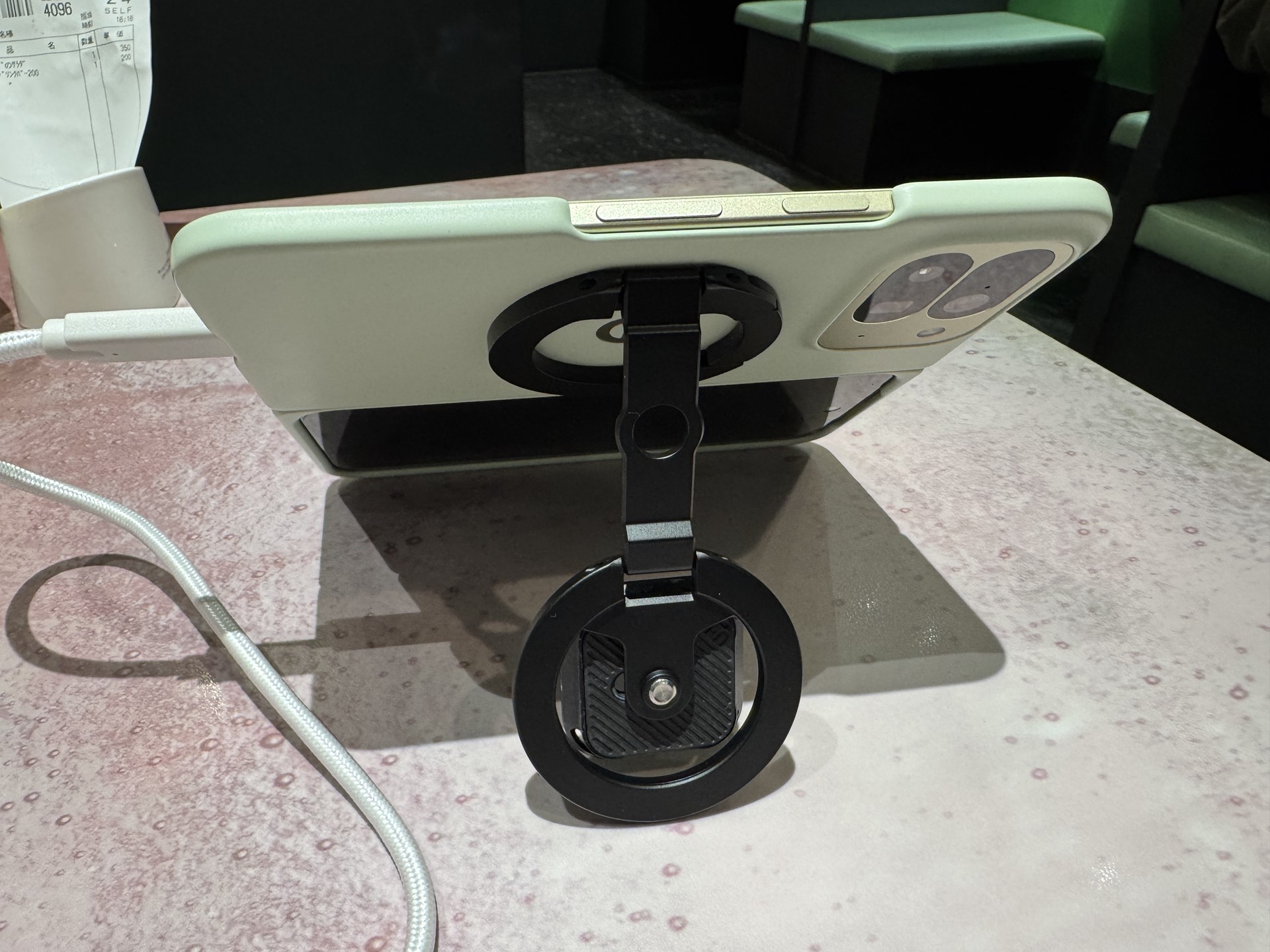 MagSafe系のスタンドアクセサリーで、Pixel 10 Pro Foldは固定