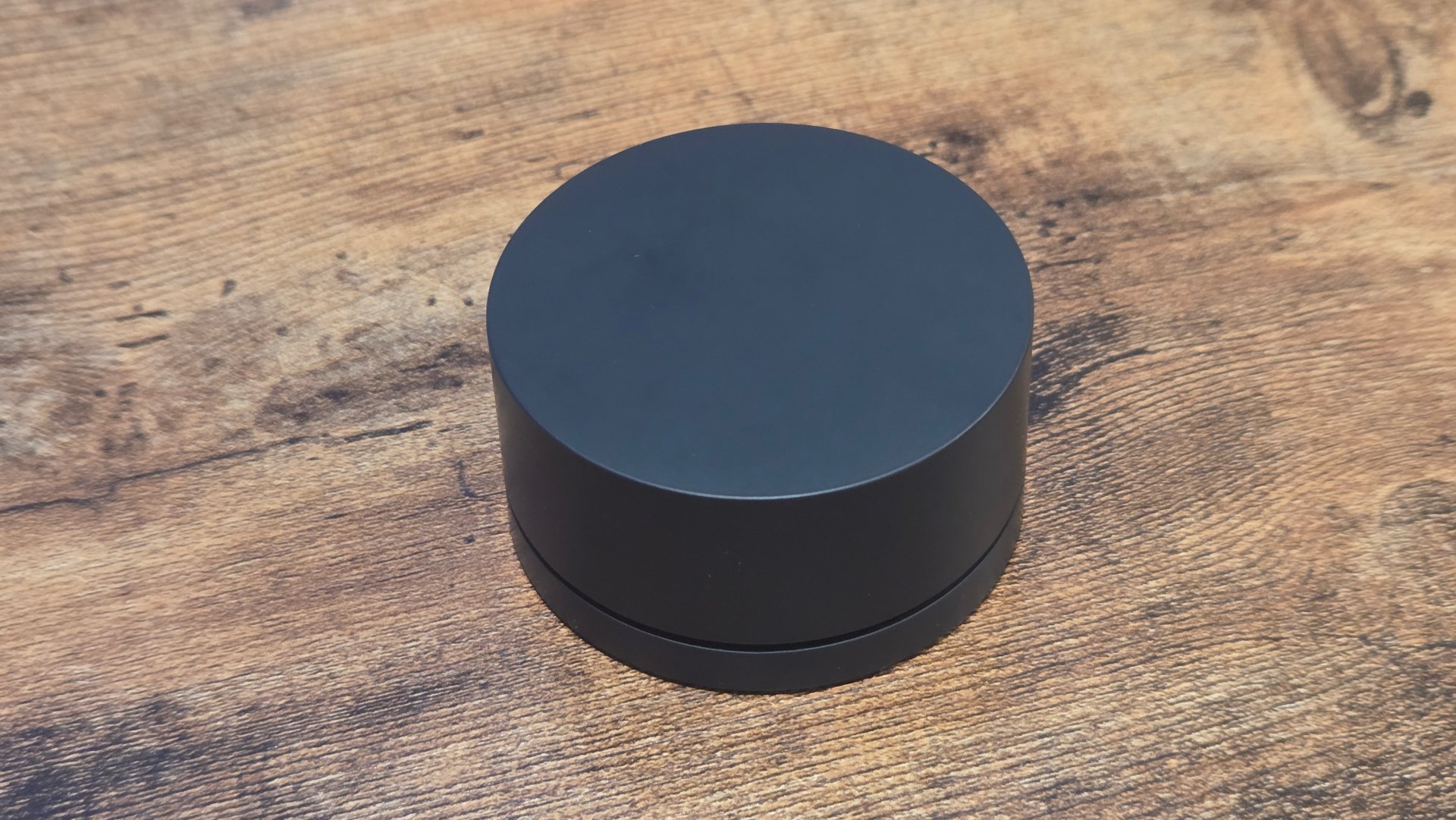 リモコンはワイヤレスなので自由な位置にセットできる