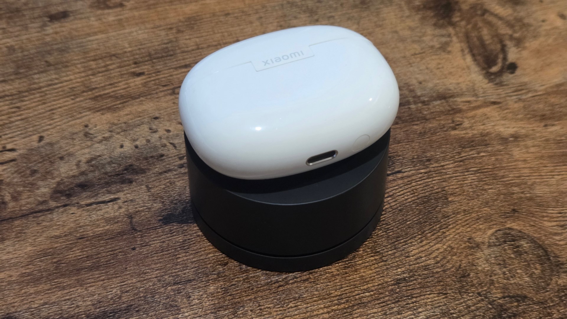 デスク上のお立ち台みたいになるので推しのアクスタなどを置くと楽しい。充電しているわけではない