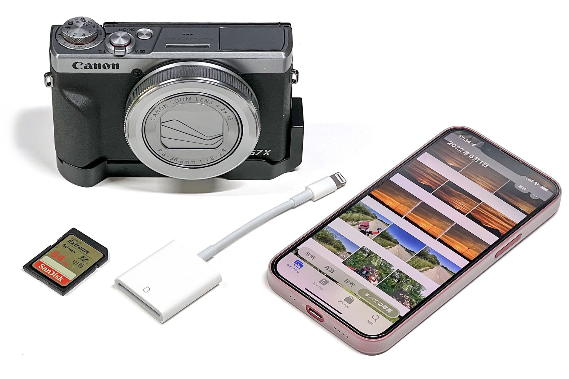 iPhone以外の撮影機材で写真や動画を撮った場合、iPhoneに「<a href="https://www.apple.com/jp/shop/product/mw653za/a/usb-c-sd" class="strong b">SDカードリーダー</a>」などをつなぎ、そこにカメラから抜いたメモリーカードをセット。非常に簡単な手順で、外部機材で撮った静止画や動画をiPhoneに転送できる。