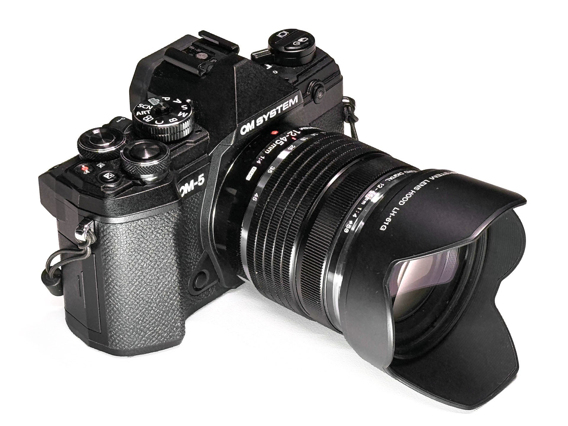 現在、仕事で「コレばかり使っているカメラ」がOMデジタルソリューションズ「OM SYSTEM OM-5」。以前は商品撮影時にサブのさらにサブとして使っていたが、OM-5内のコンピュテーショナルフォトグラフィー機能や、PhotoshopのAI処理機能などにより、たいていの撮影がOM-5だけで済むようになった。軽くて小回りが利いてサイコー！
