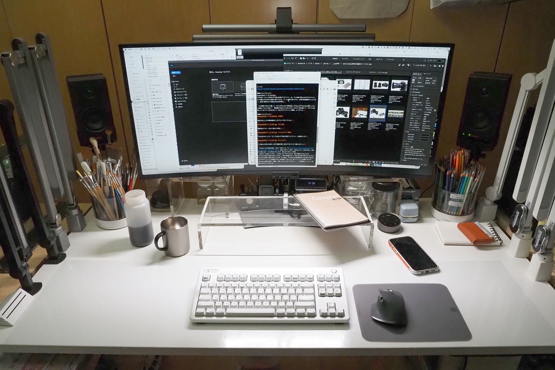 現在はほとんどの商品撮影をこのデスクで行っている。