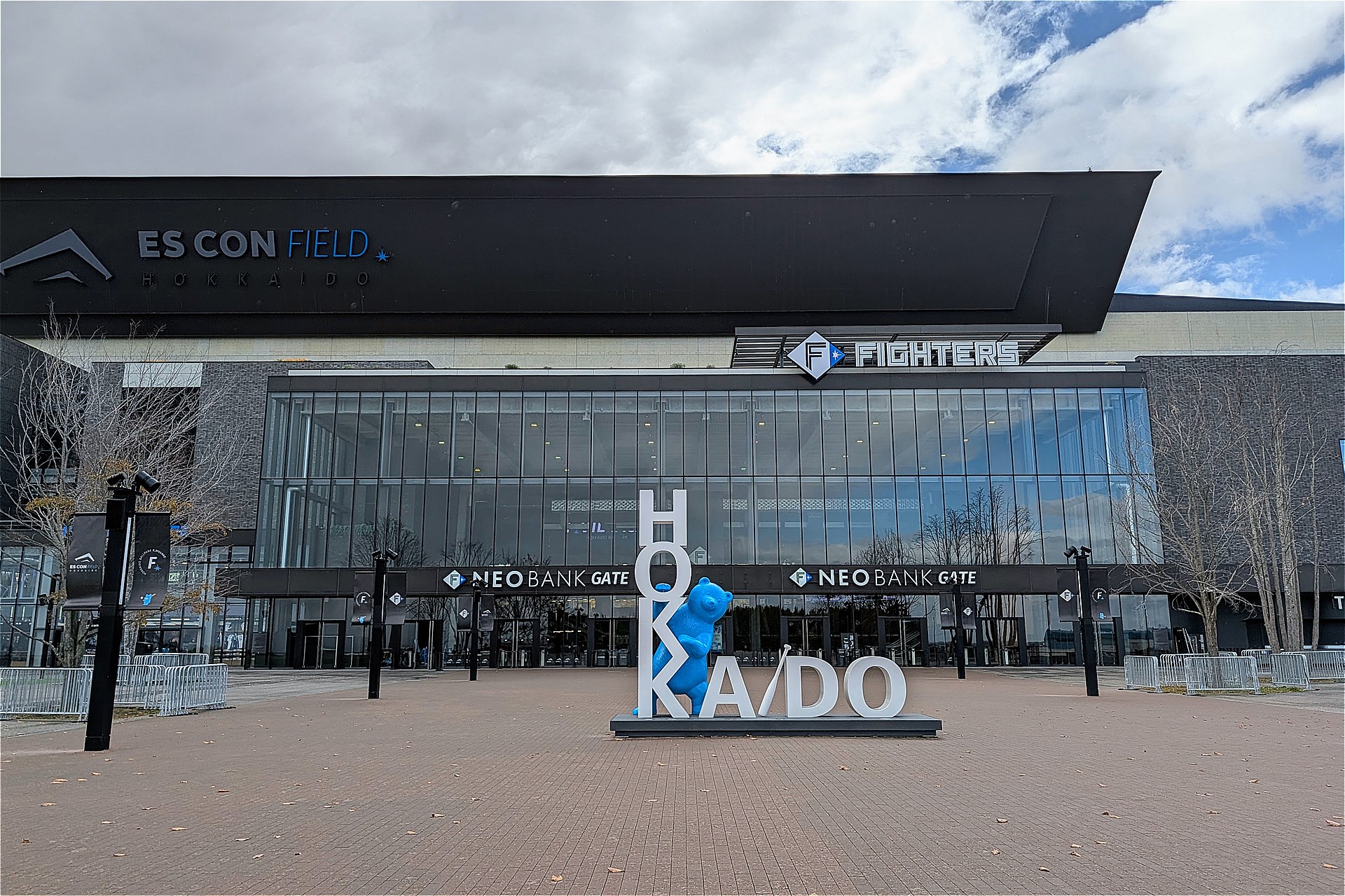 北広島駅方面に向かう際のゲートがある場所。この前は広々とした空間で、試合がある日は多くの人が行き交う