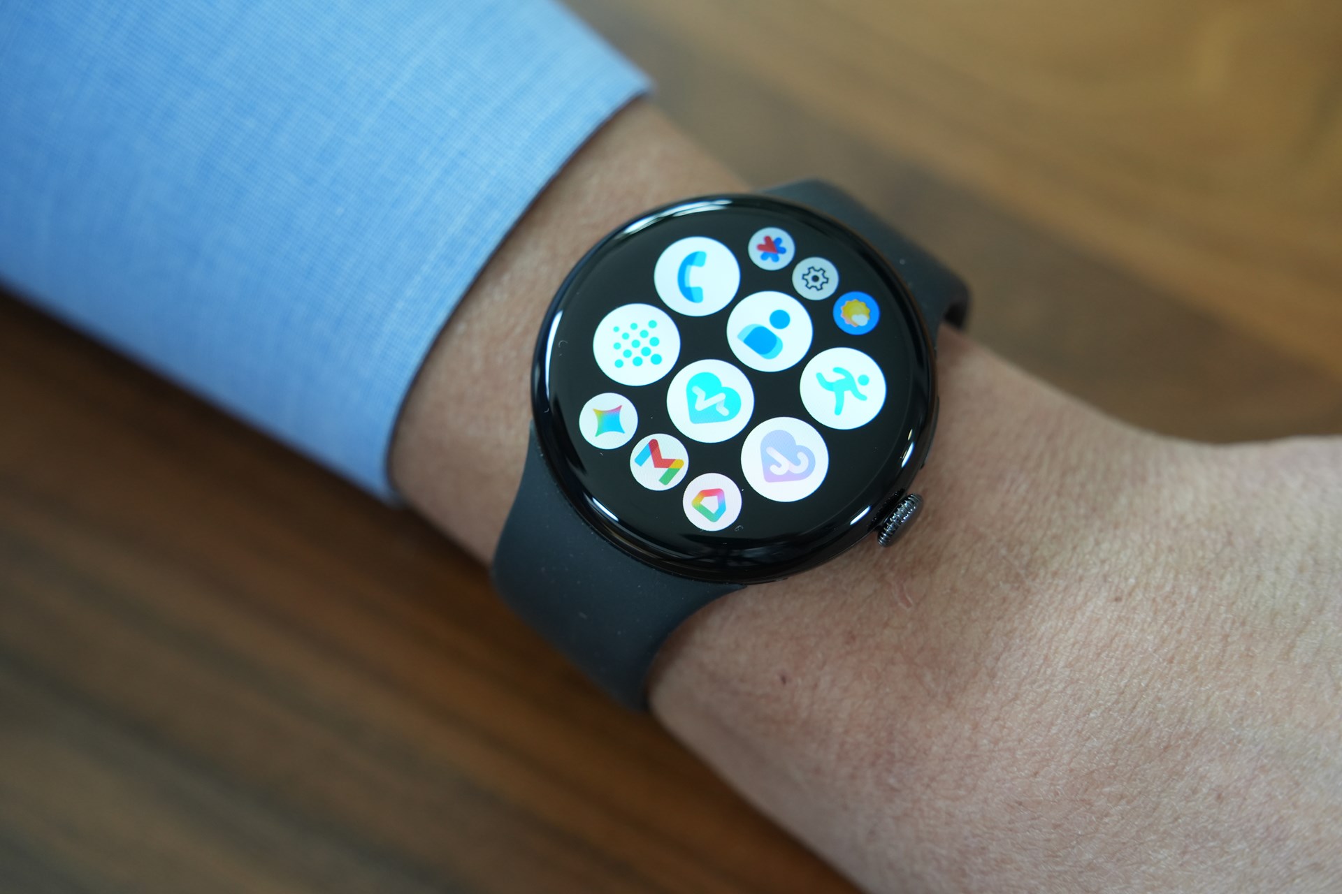 心臓のアイコンをタップすると「Fitbit 心電図」アプリが起動する。これは初期設定の「グリッド表示」の画面だが、「リスト表示」に切り替えると「Fitbit 心電図」と表示される