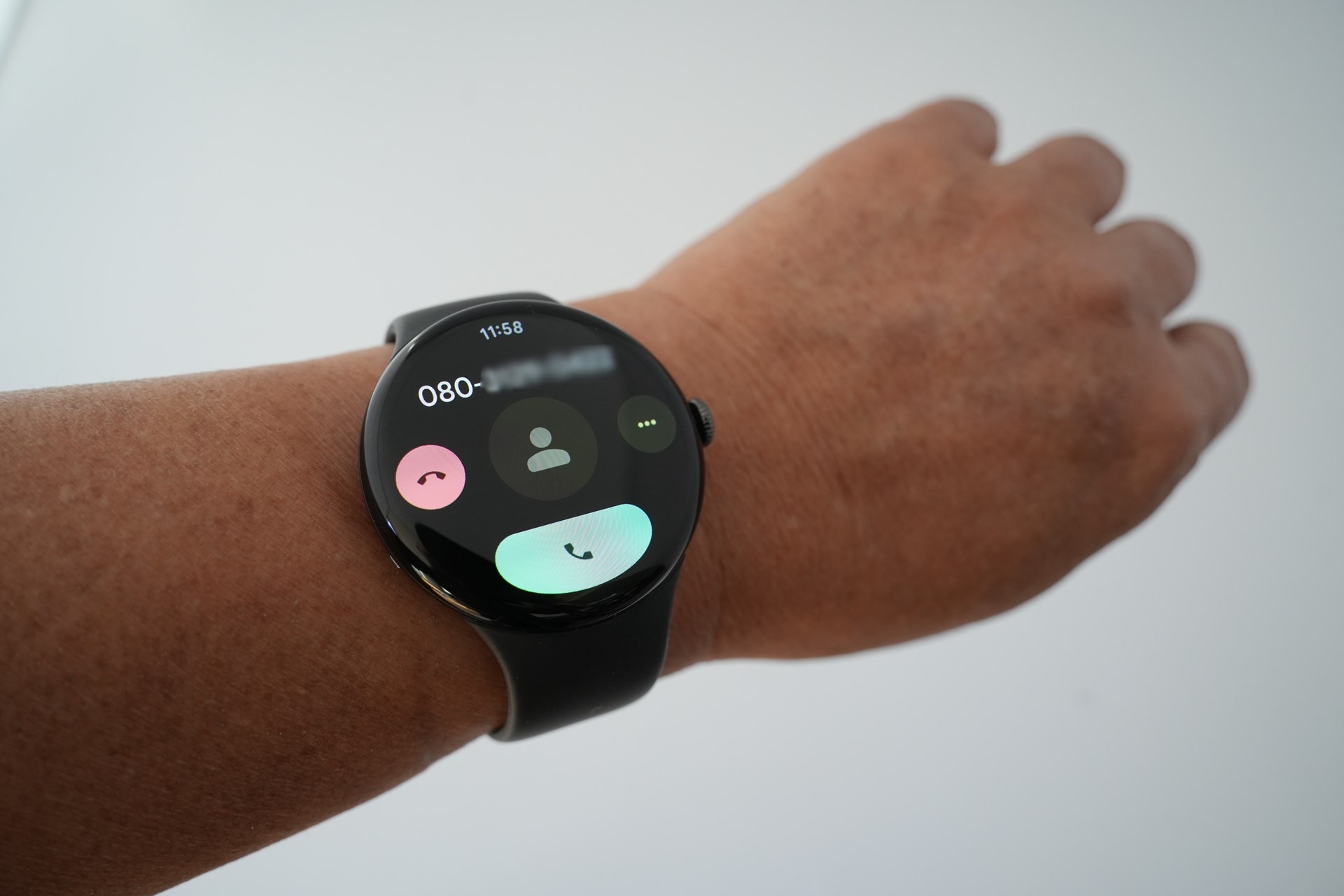 筆者はドコモの「ワンナンバーサービス」に加入して使っている。スマホと接続されていなくても、電話やメッセージを発着信でき、「マップ」、「YouTube Music」なども利用できる