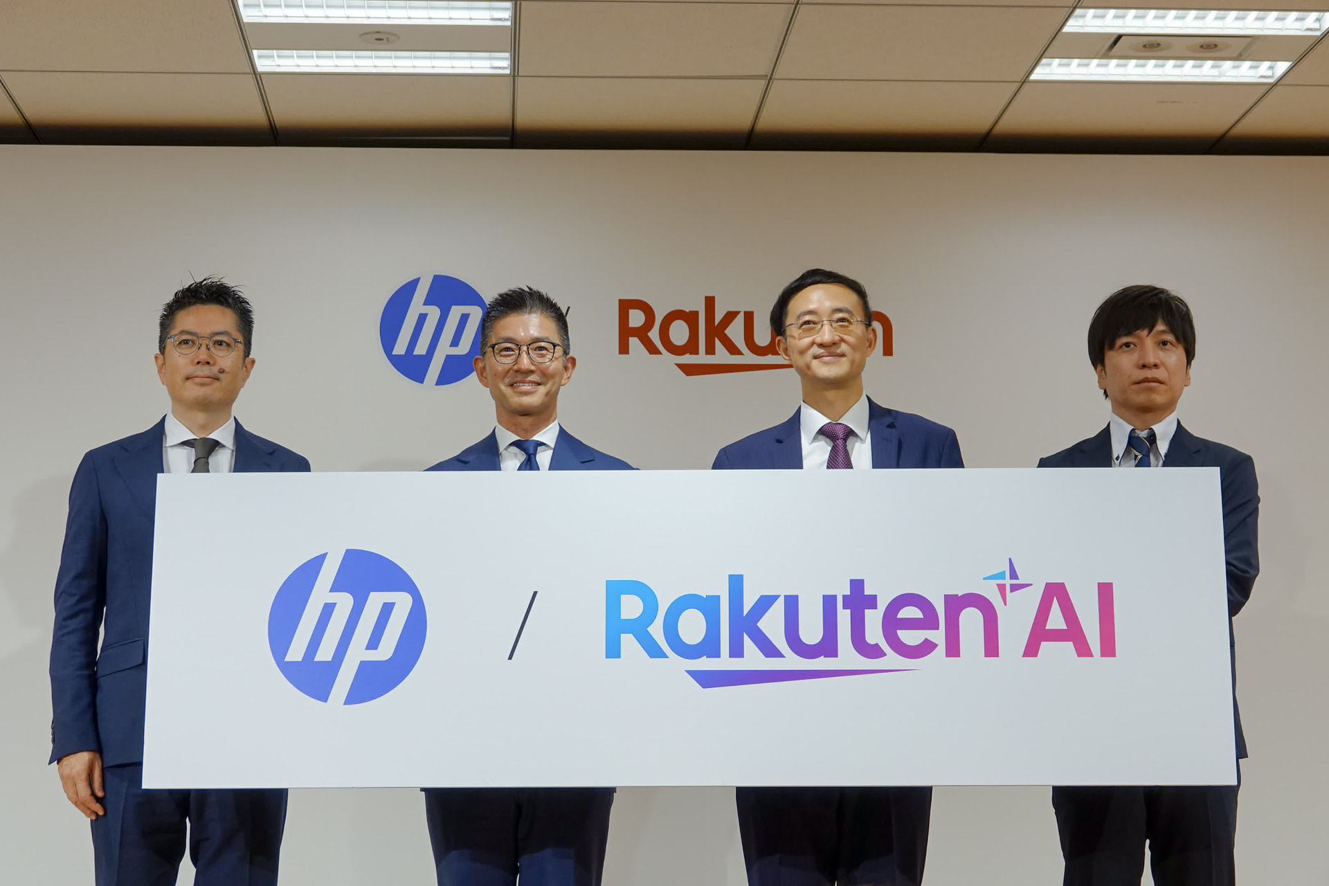 左から日本HP 執行役員 松浦徹氏、日本HP 代表取締役 社長執行役員 岡戸伸樹氏、楽天グループ 専務執行役員 Group CAIDO ティン・ツァイ氏、楽天グループ AI＆Dataコンサルティング部 ジェネラルマネージャー 水口真氏