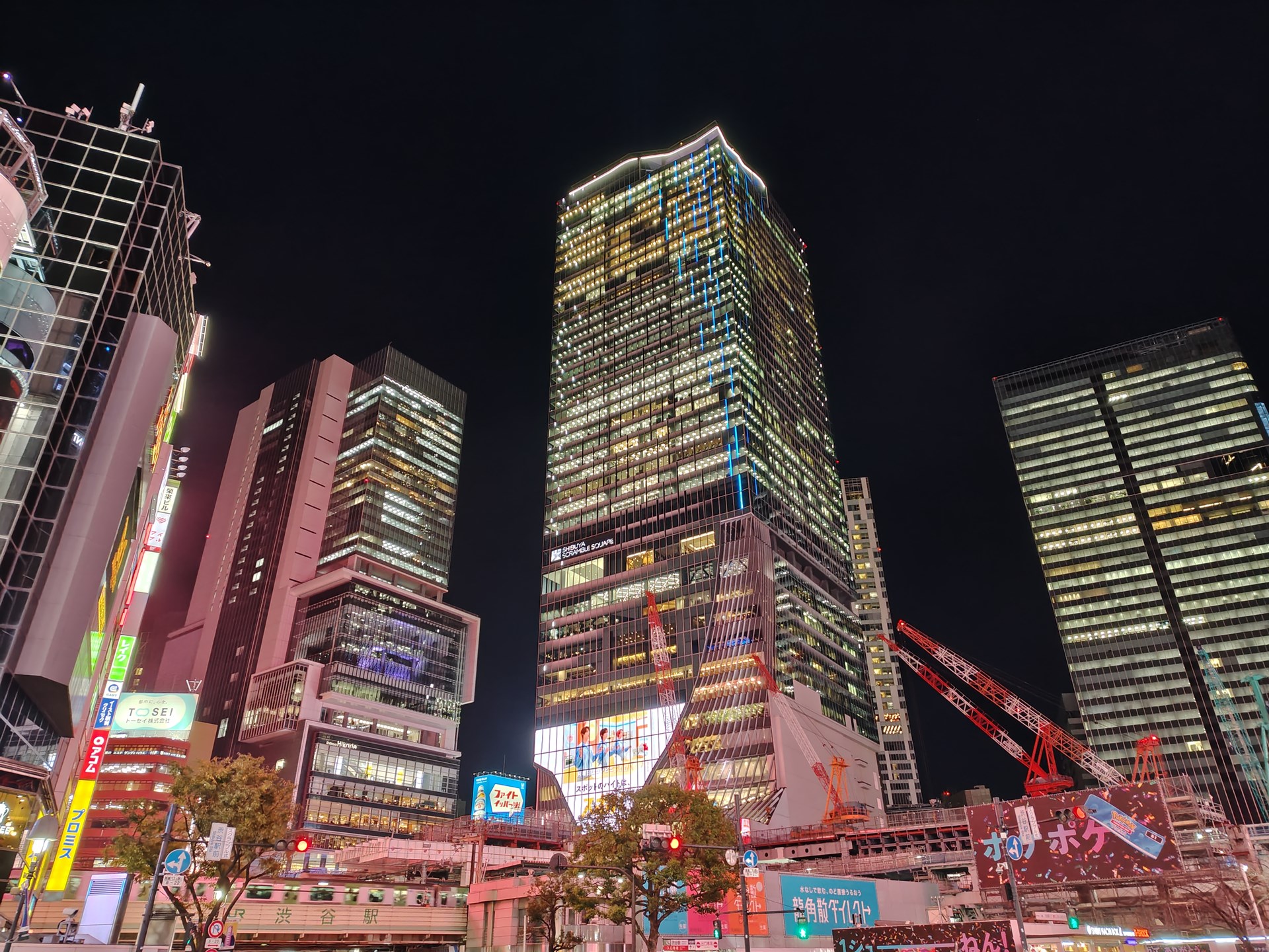 夜景はコントラストがきれいで、空の黒もしっかりしまっている。上位モデルでライカと協業した成果が生かされていると言えそうだ