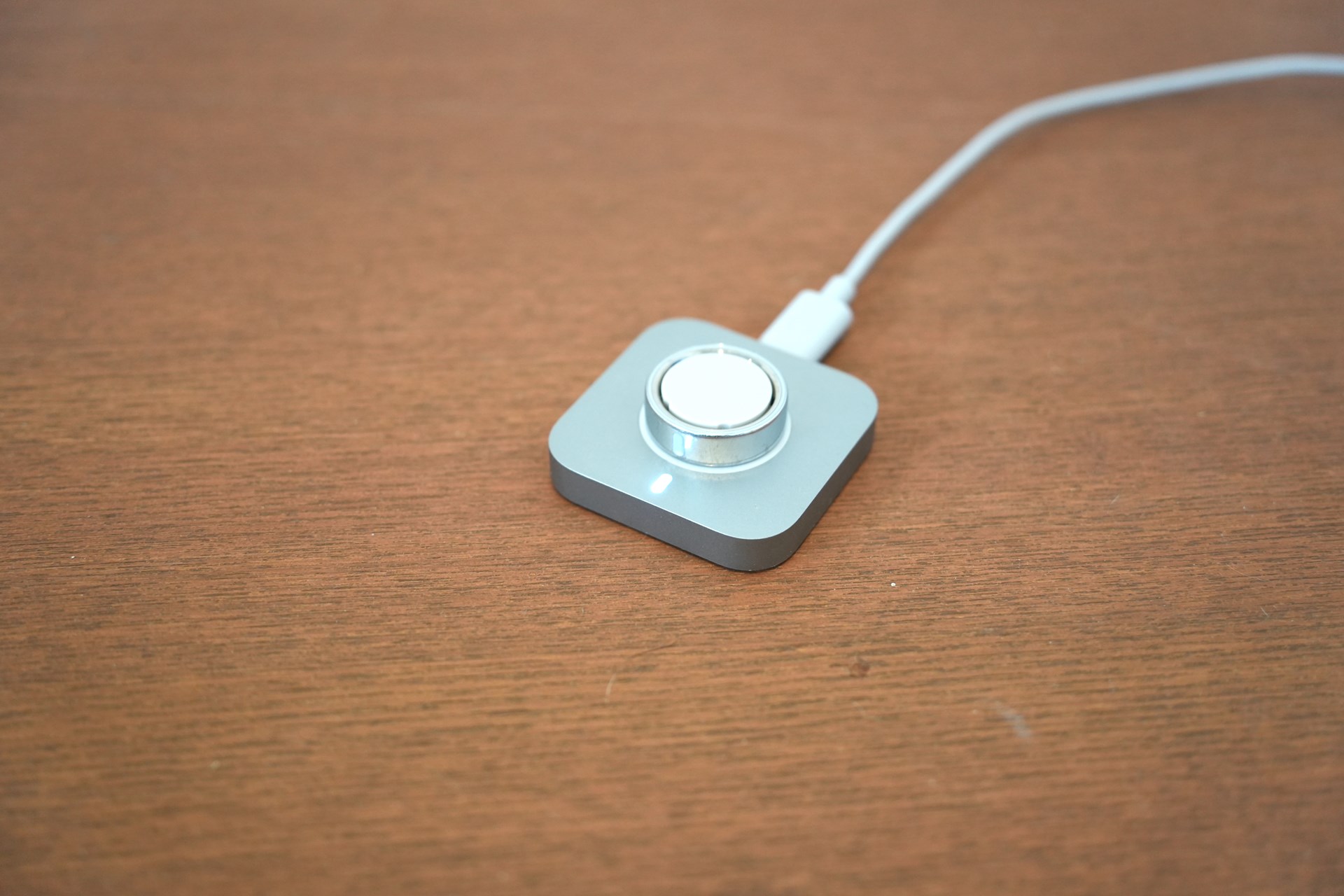 同梱の充電台に乗せて充電する。週2回ほど80～90％まで充電すれば、ちょうどいい印象
