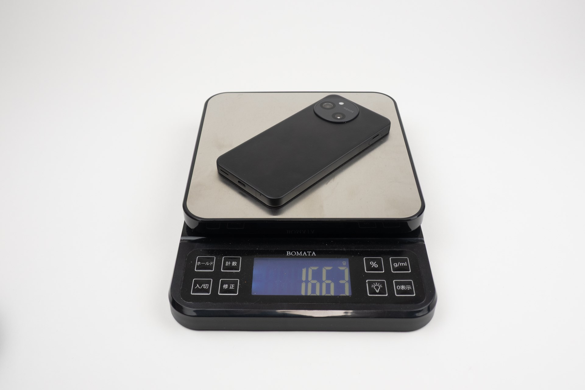 本体の重さは実測で166.3g（SIM、microSDなしの状態）