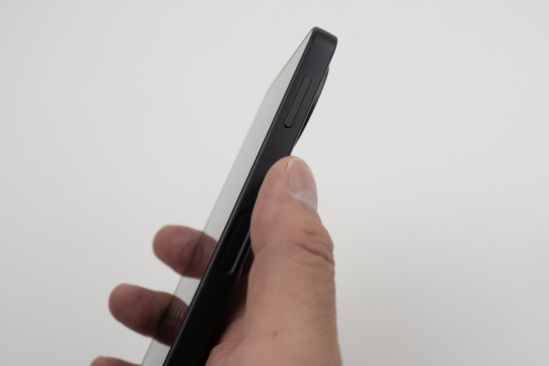 電源ボタンは右側面中心部にあり、指紋認証センサーと一体となっている