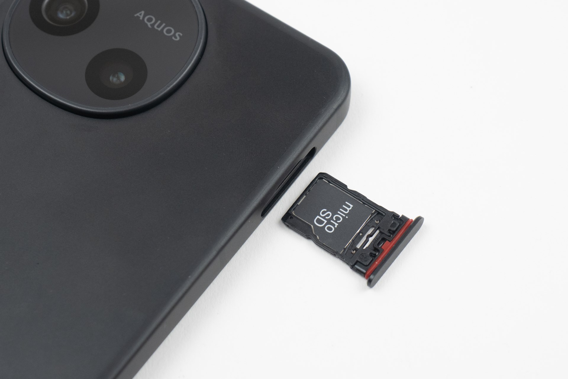 SIMトレーは指で引き出せるタイプで、片面にはmicroSDカードがセット可能