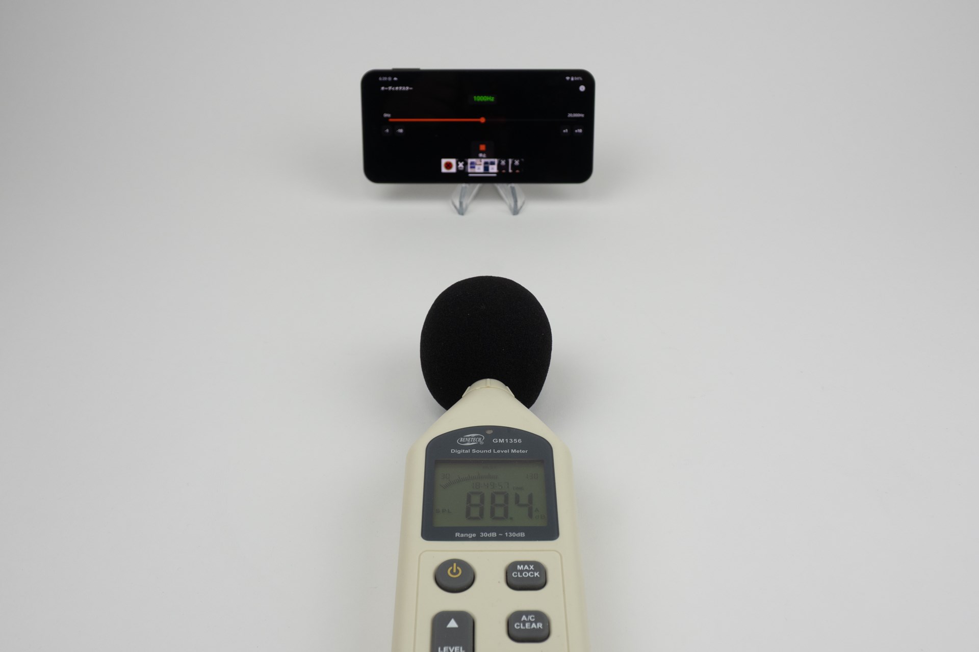 オーディオテスターアプリで1000Hzの正弦波を最大ボリュームで鳴らして、15cm離れたところの音量は約88.4dBだった。