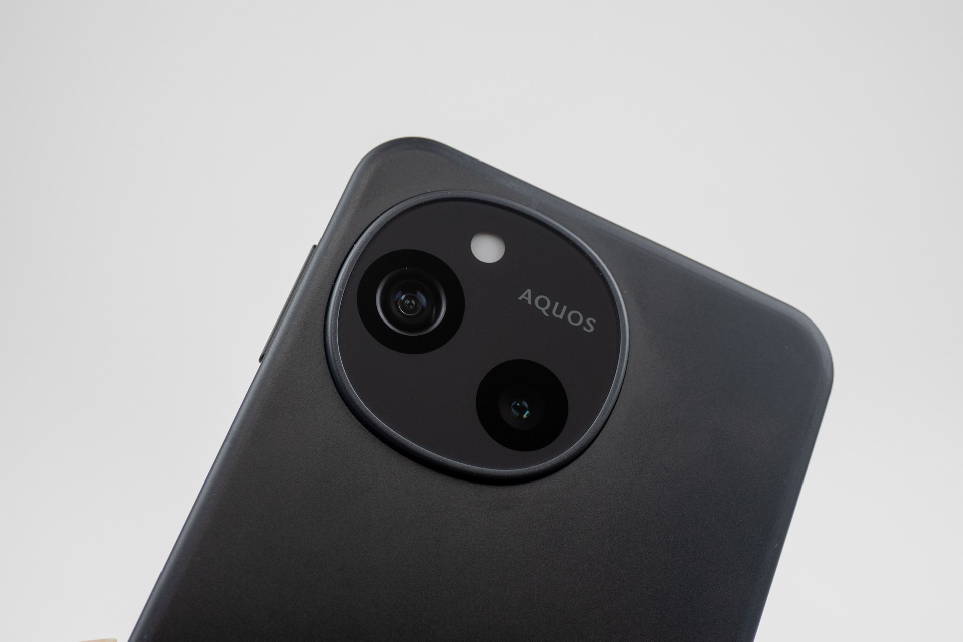 カメラは2眼仕様で、センサーサイズこそ違うが、標準と広角どちらも約5030万画素