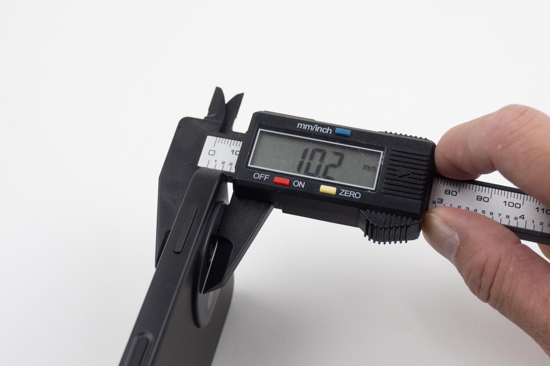 カメラ回りの厚みは、実測で10.2mm