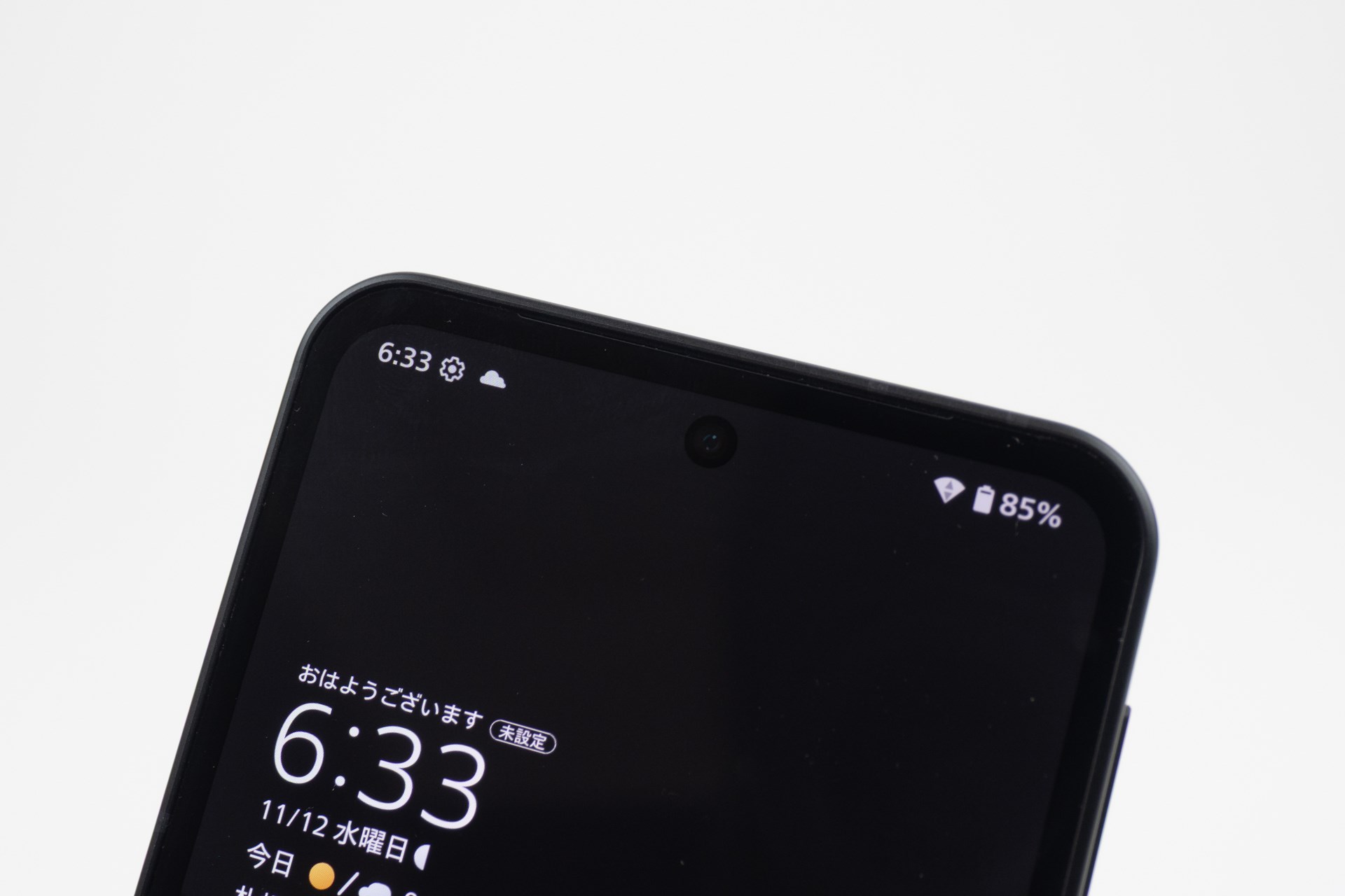 インカメラはパンチホールタイプ