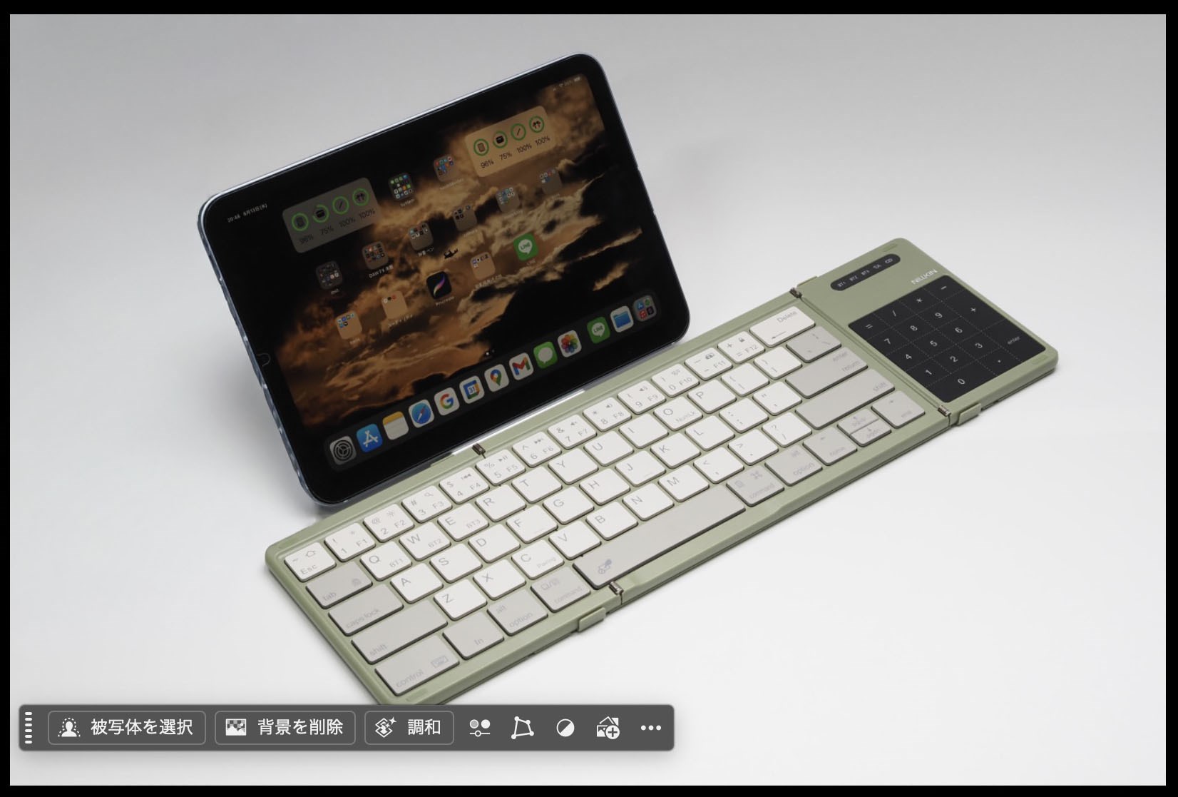 パッと消えた。単に同色などで塗りつぶしているのではなく、選択範囲にマッチするように画像を生成・上書きし、それまであった要素を削除している。こういった削除方法なので、デバイス背後の影も自然な雰囲気で生成されている。