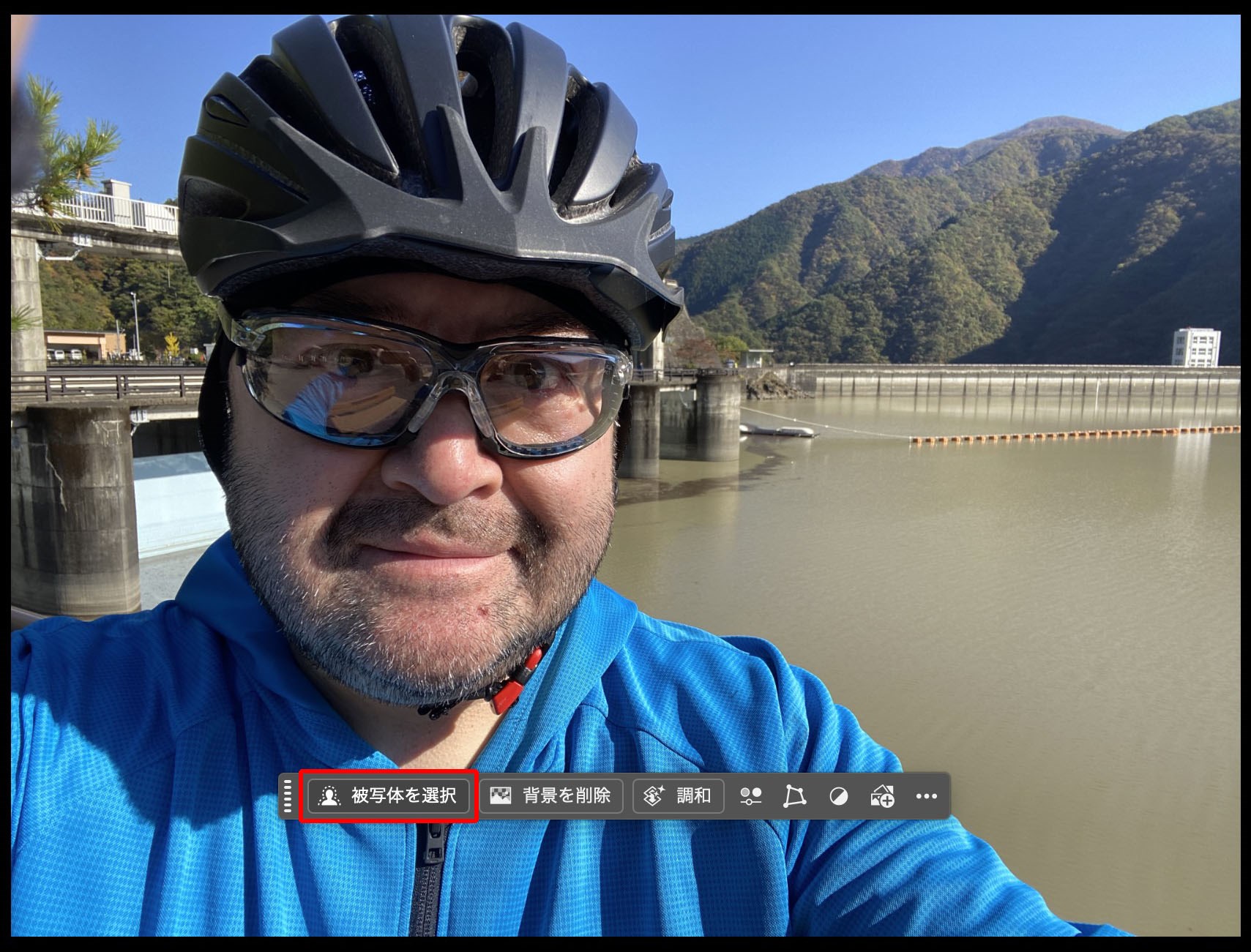Photoshopの「被写体を選択」機能を使っている様子。AIが写真のなかのメインの被写体を検出・範囲選択してくれる機能だ。