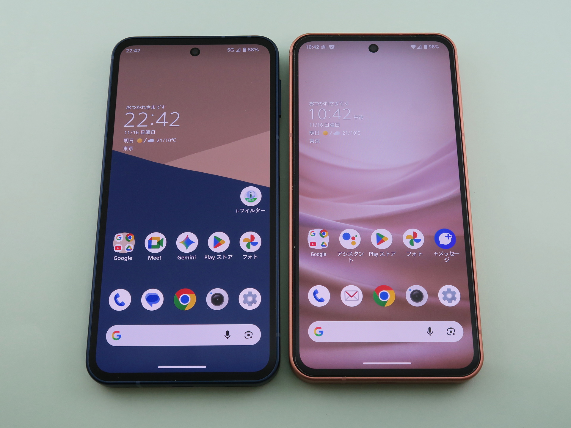 「AQUOS sense10」（左）と「AQUOS sense9」（右）の前面。本体の幅や高さはまったく同じ。ディスプレイサイズも同じ6.1インチ