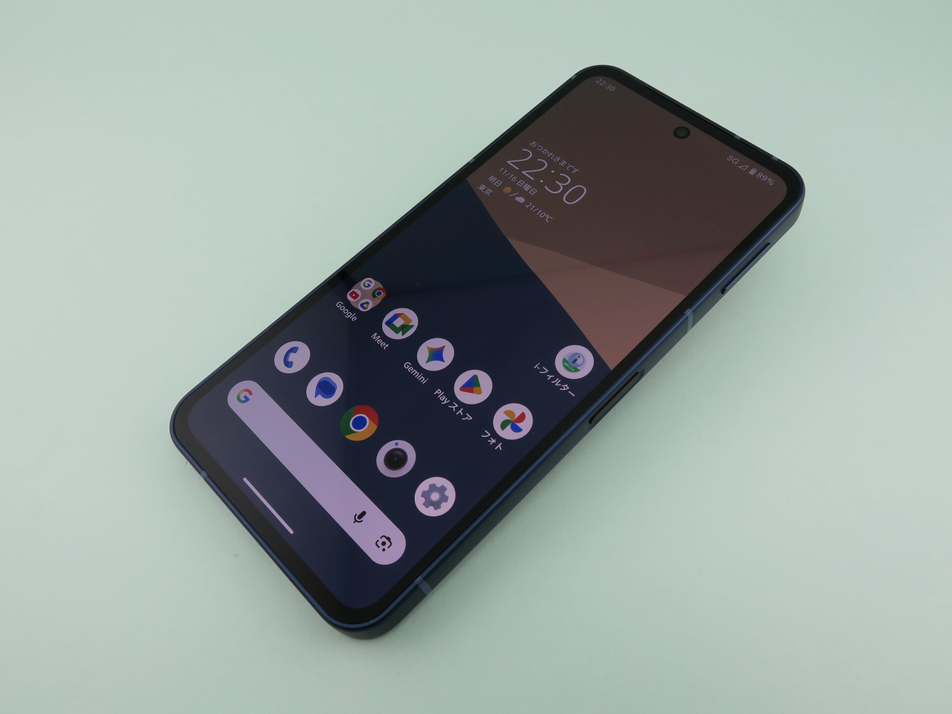 シャープ「AQUOS sense10」、大きさ：149mm（高さ）×73mm（幅）×8.9mm（厚さ）、166g（重さ）、カラー：デニムネイビー（写真）、カーキグリーン、ペールピンク、ペールミント、フルブラック、ライトシルバー