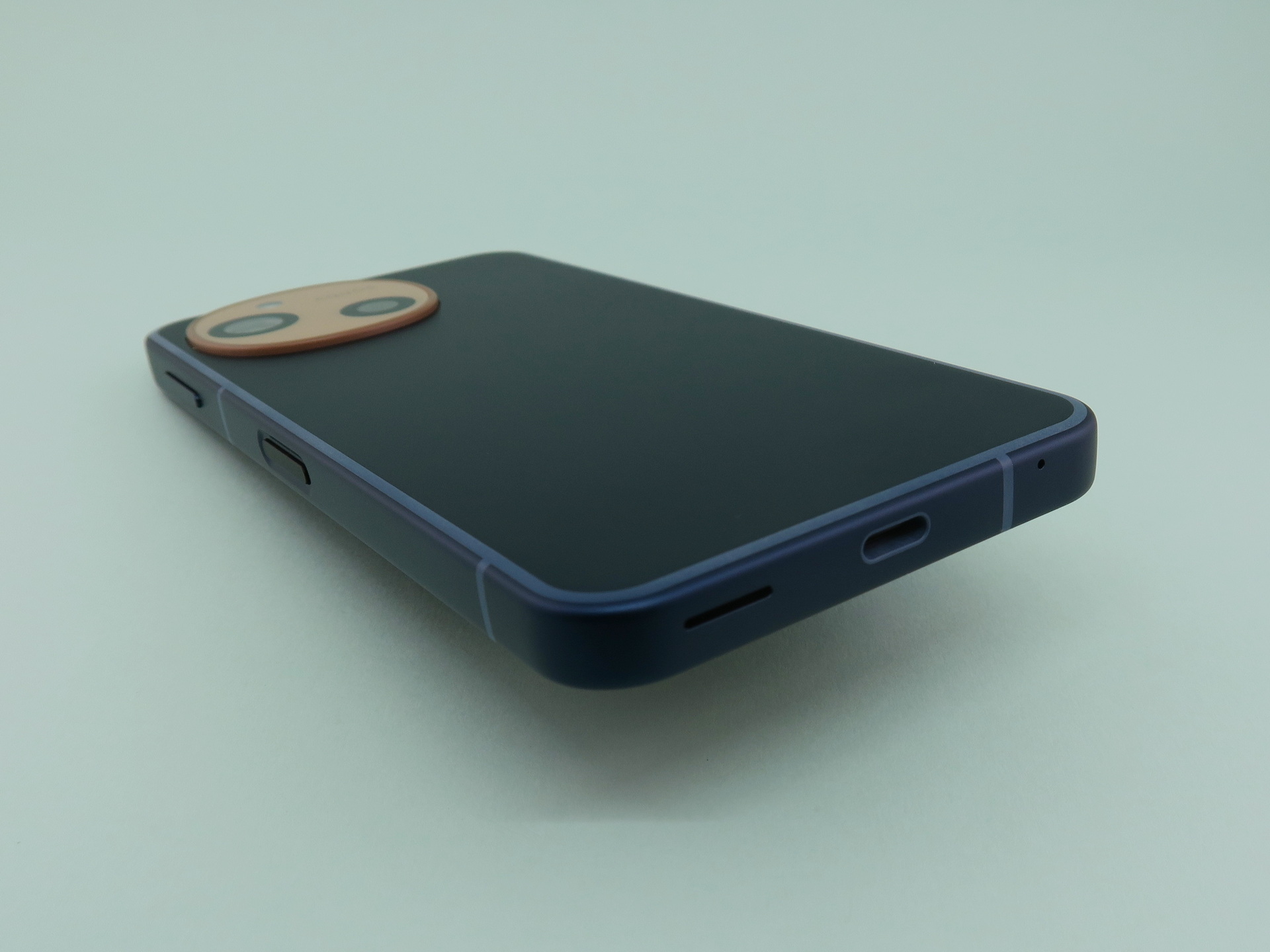 本体下部にはUSB Type-C外部接続端子を備える