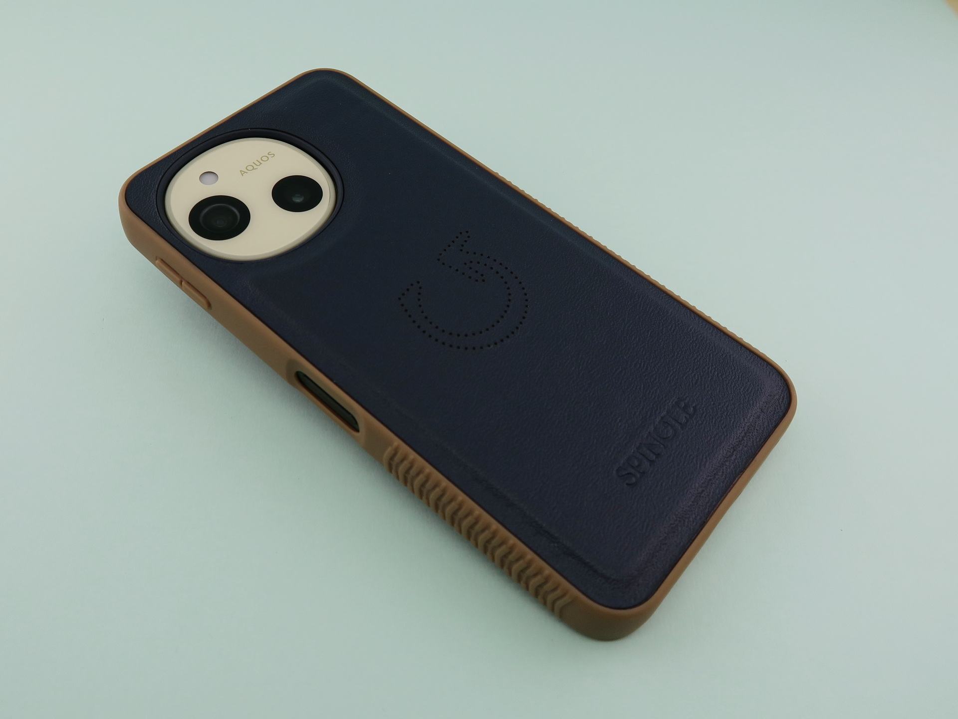 スニーカーブランド「SPINGLE」とのコラボレーションしたケースを装着。純正品として販売される